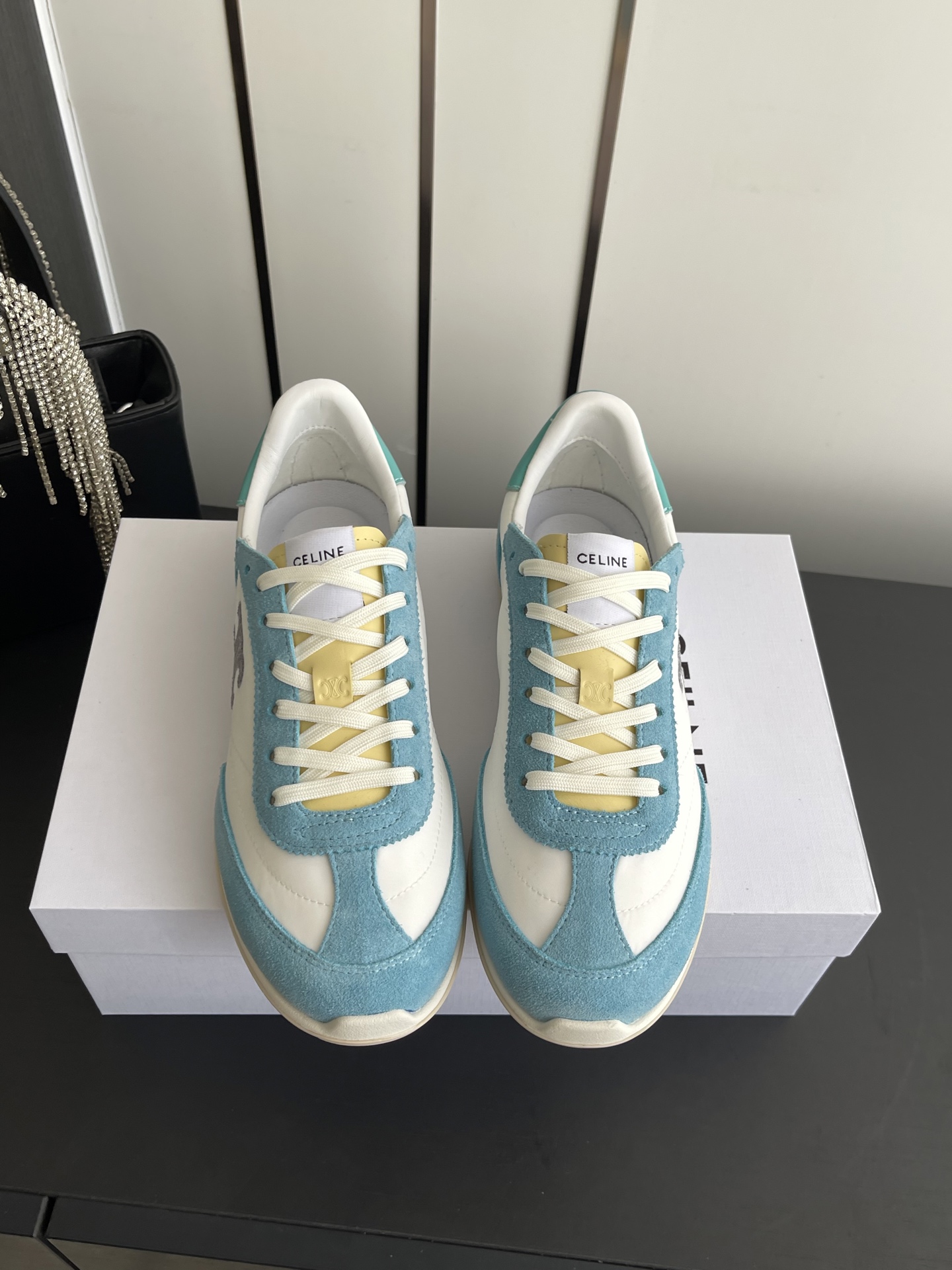 NO:816930,Celine 26ss early spring new retro sports shoes and casual shoes are inspired by the track and field running shoes of the 1970s and 1980s. The shoes have smooth lines and a slightly old feel. They have the relaxed atmosphere of retro sports and incorporate CELINE's iconic minimalist aesthetics. They are a powerful tool for creating a French casual style.  The metal or embroidered Triomphe Arc de Triomphe logo on the side of the shoe body is the core identification element. It is low-key but highly recognizable, strengthening the brand gene. The upper is made of mesh, suede, nylon and other materials, which visually enriches the sense of layering and makes the shoe shape more three-dimensional. The upper is cow suede/mesh, and the lining is sheepskin. The outsole is an original molded outsole.  Size 35-40 (40 customized), casual shoes/sports shoes, celine, celine, sneakers, sheepskin, chamois leather19860909Celine 赛琳 26ss早春新款复古运动鞋 休闲鞋 以70-80年代的田径跑鞋为灵感,鞋身线条流畅且略带做旧感,既有复古运动的松弛氛围,又融入了CELINE标志性的极简美学,是打造法式随性风格的利器. 鞋身侧面的金属或刺绣Triomphe凯旋门标识是核心识别元素,低调却极具辨识度,强化了品牌基因.鞋面采用网眼布、麂皮、尼龙等材质拼接,视觉上丰富了层次感,也让鞋型更具立体感. 鞋面牛反绒/网布 内里羊皮 大底原版开模大底 码数35-40（40订做）,休闲鞋/运动鞋,celine,celine,sneakers,sheepskin,chamois leather,Women's Shoes