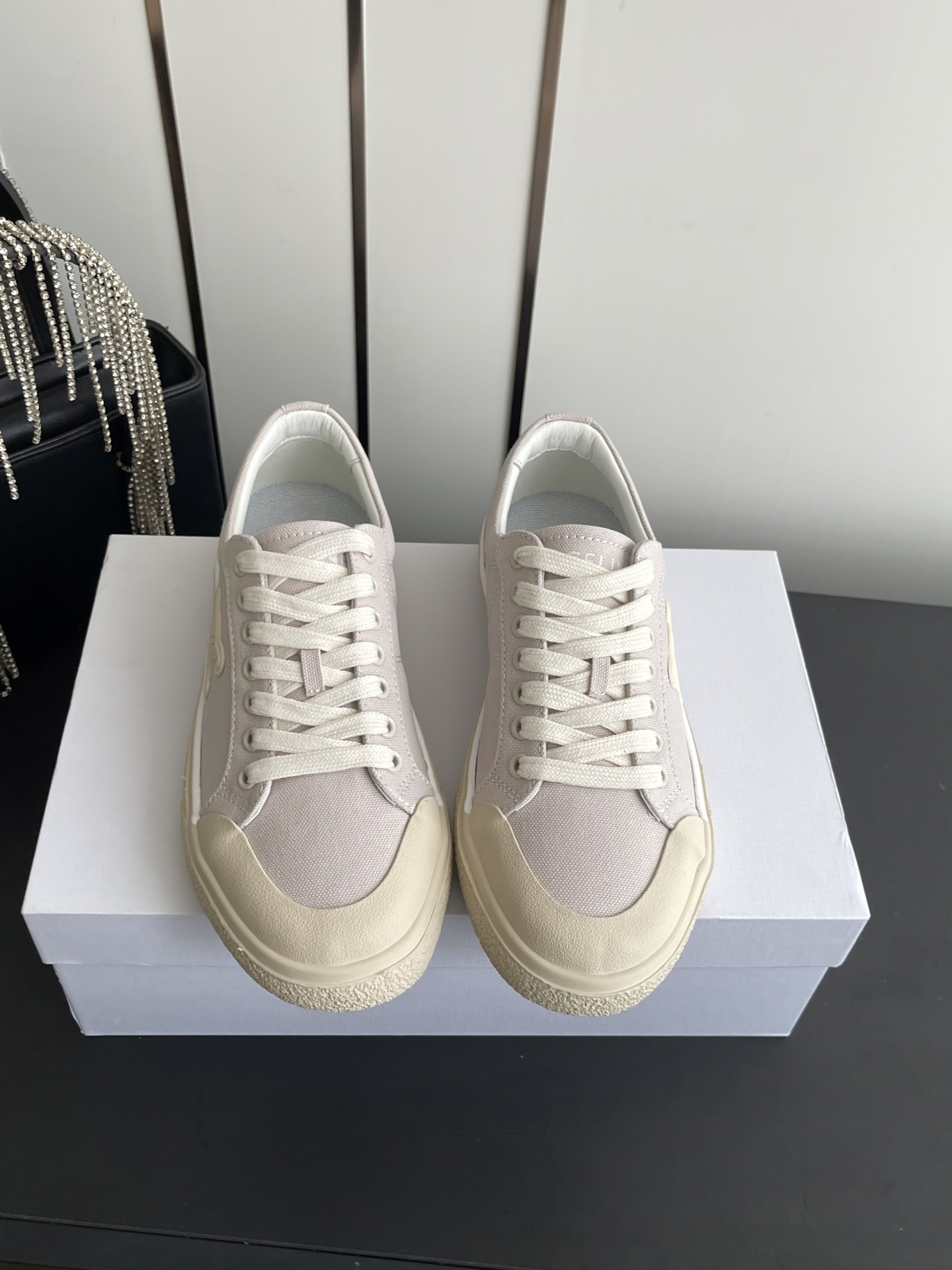 NO:816935,CELINE Celine 2026ss logo lace-up casual shoes, simple and comfortable, clean and neat, taller and slimmer, new style canvas shoes!  Whether worn alone or paired with wide-leg pants, high street and retro together to make CELINE girls size 35-41 (40 41 customized), casual shoes/sports shoes, celine, celine, sneakers19860909CELINE 思琳 赛琳 2026ss徽标系带休闲鞋 简单舒服,干净利落,增高显腿细,新款帆布鞋！无论是单穿还是搭配阔腿裤,高街又复古一起来做CELINE女孩 码数35-41（40 41订做）,休闲鞋/运动鞋,celine,celine,sneakers,Women's Shoes