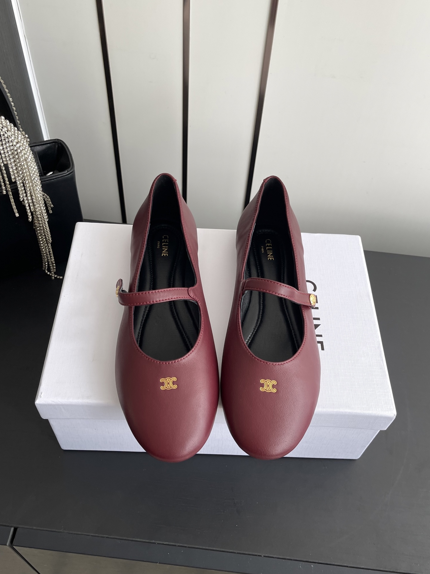 NO:816909,Celine Celine 26ss spring and summer new Arc de Triomphe buckle Mary Jane flats  A modern interpretation of the classic Mary Jane shoe shape, with a rounded toe and the iconic Arc de Triomphe metal buckle, it has a retro French charm. The shoe body has simple and neat lines, and the single buckle design takes into account both sophistication and ease of putting on and taking off. Whether paired with jeans, skirts or suit trousers, it can be easily adapted to daily commuting, dating and other scenarios. The shoe shape fits the foot shape and the soft lining brings a light and comfortable wearing experience. You can stay comfortable even when walking for a long time, and you will not feel tired after wearing it for a long time.  Multiple color options are available, each one has its own versatile attributes and can be easily integrated into your daily wardrobe. It is a low-key tool to enhance the overall texture of the overall outfit. Sheepskin upper, sheepskin lining, genuine leather outsole, size 35-40 (customized in 40), Mary Jane, celine, celine, mary jane, flats, skirts, jeans, business suit, sheepskin, Leather soles19860909Celine 赛琳 26ss春夏新款凯旋门扣玛丽珍平底鞋 经典玛丽珍鞋型的现代演绎,圆润鞋头搭配标志性凯旋门金属扣,自带复古法式韵味.鞋身线条简约利落,单条搭扣设计兼顾了精致感与穿脱便捷性,无论是搭配牛仔裤、半身裙还是西装裤,都能轻松适配日常通勤、约会等多种场景.鞋型贴合脚型,软质内里带来轻盈舒适的穿着体验,长时间行走也能保持自在,久穿不累. 多色可选的配色方案,每一款都自带百搭属性,轻松融入你的日常衣橱,是提升整体穿搭质感的低调利器. 鞋面羊皮 内里羊皮 大底真皮大底 码数35-40（40订做）,玛丽珍,celine,celine,mary jane,flats,skirts,jeans,business suit,sheepskin,Leather soles,Women's Shoes