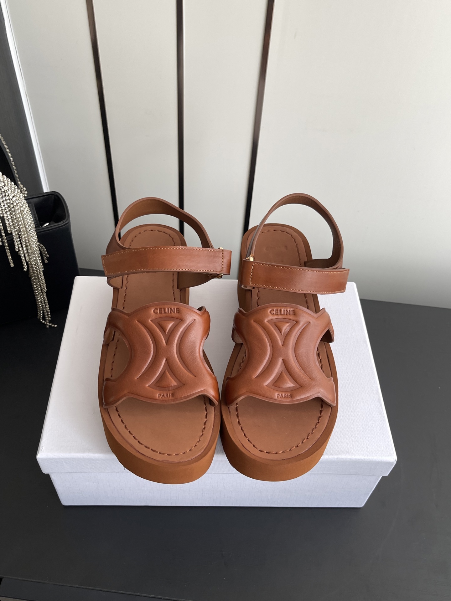 NO:816954,Celine's 26ss spring and summer new Arc de Triomphe thick-soled sandals are high-end, relaxed Velcro sandals, which are the ace of summer wear. The neat lines and iconic design are self-recognizable, and you can easily master the simple and exquisite French style. The matching adaptability is very high, whether it is paired with casual pants, denim shorts or various skirts, you can easily wear it with a casual and fashionable feeling, and can hold it for daily commuting, street dates, and short trips.  The foot feels comfortable and unburdened. The Velcro design can be adjusted freely to fit the shape of the foot without abrasion. It will not tire your feet after long-term wear. The comfort is directly stretched. The details of the shoe body are in place, simple and textured, low-key and high-end. The upper is waxed cowhide, the inner sheepskin outsole is the original foam outsole, and the heel height is 6cm.  Size 35-40 (40 customized), sandals, celine, celine, sandals, skirts, shorts, cowhide, sheepskin19860909Celine 赛琳 26ss春夏新款凯旋门厚底凉鞋 自带高级松弛感的魔术贴凉鞋,是夏日穿搭的氛围感王牌.利落的线条搭配标志性设计,自带辨识度,轻松拿捏简约又精致的法式格调.搭配上适配度超高,不管是搭配休闲裤、牛仔短裤还是各种裙装,都能轻松穿出随性又时髦的感觉,日常通勤、出街约会、短途出游都能hold住. 脚感舒适无负担,魔术贴设计可自由调节松紧,贴合脚型不磨脚,久穿也不会累脚,舒适感直接拉满.鞋身细节处理到位,简约又有质感,低调中透着高级感. 鞋面油蜡牛皮 内里羊皮 大底原版发泡大底 跟高6cm 码数35-40（40订做）,凉鞋,celine,celine,sandals,skirts,shorts,cowhide,sheepskin,Women's Shoes
