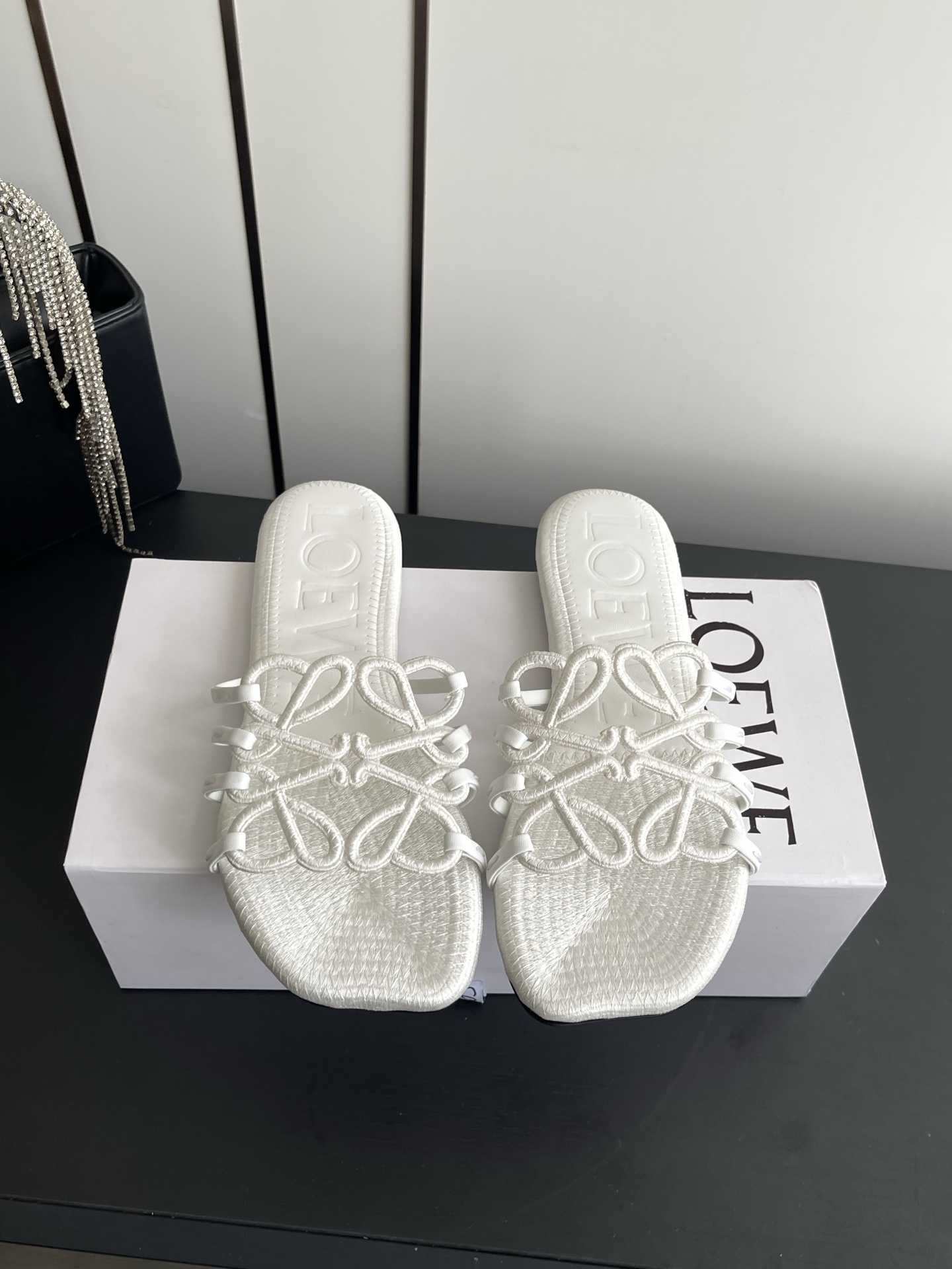 NO:816934,LOEWE 26ss spring and summer new slippers. The simple design feels cleaner and more elegant, making you remember them. The color is also very attractive. It is full of temperament instantly when you put it on your feet. It is simply handsome and stylish. The upper is made of original customized materials. The inner cowhide feet are imported from Italy. The injection molded leather outsole is code number 35-42 (40 41 42 customized), slippers, loewe, loewe, slippers, cowhide, Leather.  soles19860909LOEWE 罗意威 26ss春夏新品拖鞋 简约设计感觉更干净优雅 让你念念不忘 颜色也很耐看 上脚瞬间气质十足气场 简直帅气有型 鞋面采用原版定制材料 内里牛皮垫脚 意大利进口注塑真皮大底 码数35-42（40 41 42定做）,拖鞋,loewe,loewe,slippers,cowhide,Leather soles,Women's Shoes