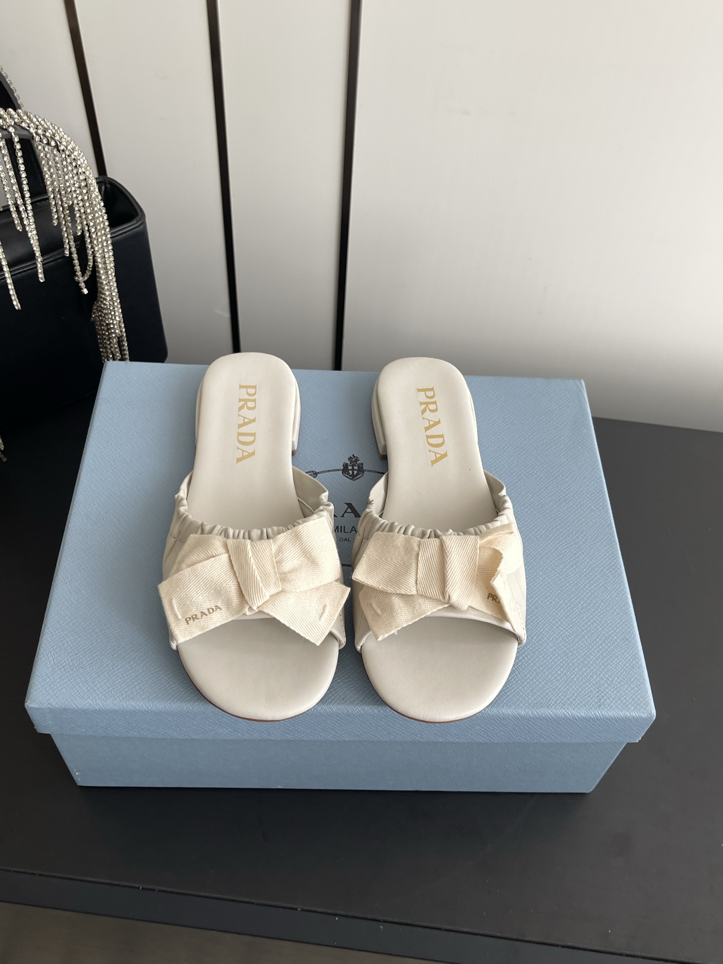 NO:816939,PRADA 26ss summer new counter new bow flat slippers, bow design, full of fashion!  The shoes are super comfortable on the feet and very easy to control. Original purchased from HK, 1:1 perfect reproduction, no matter the leather or all the details, they must be exactly the same as ZP. The upper is imported first-layer cowhide, the lining is imported cowhide, the outsole is original rubber outsole, size 35-40 (customized in 40), slippers, prada, prada, slippers, cowhide19860909PRADA 普拉达 26ss夏季新款 专柜新品蝴蝶结平底拖鞋 蝴蝶结设计,时尚感满满！上脚超级舒适,非常好驾驭一款鞋子.HK原版购入,1:1完美复刻,无论是皮料还是所有细节,都必须跟ZP一模一样. 鞋面进口头层牛皮 内里进口牛皮 大底原版橡胶大底 码数35-40（40订做）,拖鞋,prada,prada,slippers,cowhide,Women's Shoes