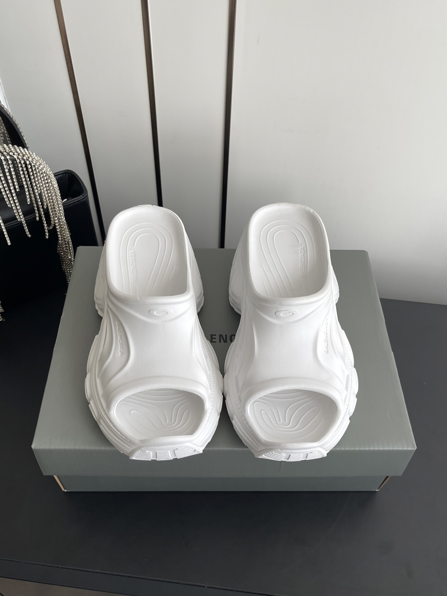 NO:816943,BALENCIAGE thick-soled slippers are full of comfort, all with grainy uppers, sole textures, and full of details. Believe me, they must be a pair of beach slippers that can last you all summer. Wide-body shoe shape, thick sole 7cm, showing height and slender legs, favorite of dwarfs. Material EVA code size 35-40 (40 custom-made), slippers, balenciaga, balenciaga, slippers19860909BALENCIAGE 巴黎世家 厚底拖鞋 舒适度满满,所有鞋面颗粒感,鞋底纹路,细节感拉满 相信我,一定是一双可以让你整个夏天焊死脚上的沙滩拖鞋 宽体的鞋型,厚底7cm,显高又显腿细,矮星人的最爱 材质EVA 码数35-40（40订做）,拖鞋,balenciaga,balenciaga,slippers,Women's Shoes