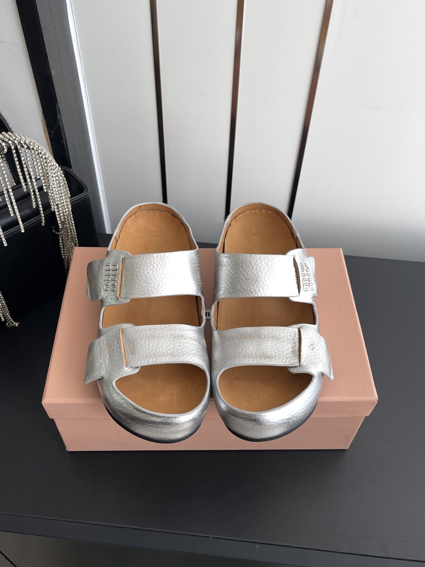 NO:816949,Miu Miu 26ss new spring and summer thick-soled double-strap beach slippers. Miu's are now fragrant, but miu's ones are more elegant, and the rubber outsole is more practical, with a three-dimensional effect. Metal cowhide, double-strap design, thick sole waterproof and heightening, be careful. Customized imported cowhide upper/foot pads. Outsole rubber outsole. Size 35-41 (customized at 40.41), slippers, miumiu, slippers, cowhide19860909Miu Miu 谬谬 26ss 春夏新款 厚底双带沙滩拖鞋 现在的miu怎么也香里香气的了,但是miu家的更秀气,橡胶大底更实用,三维立体效果 金属牛皮,双带设计,厚底防水增高小心机 鞋面/垫脚定制进口牛皮 大底橡胶大底 码数35-41（40.41订做),拖鞋,miumiu,slippers,cowhide,Women's Shoes
