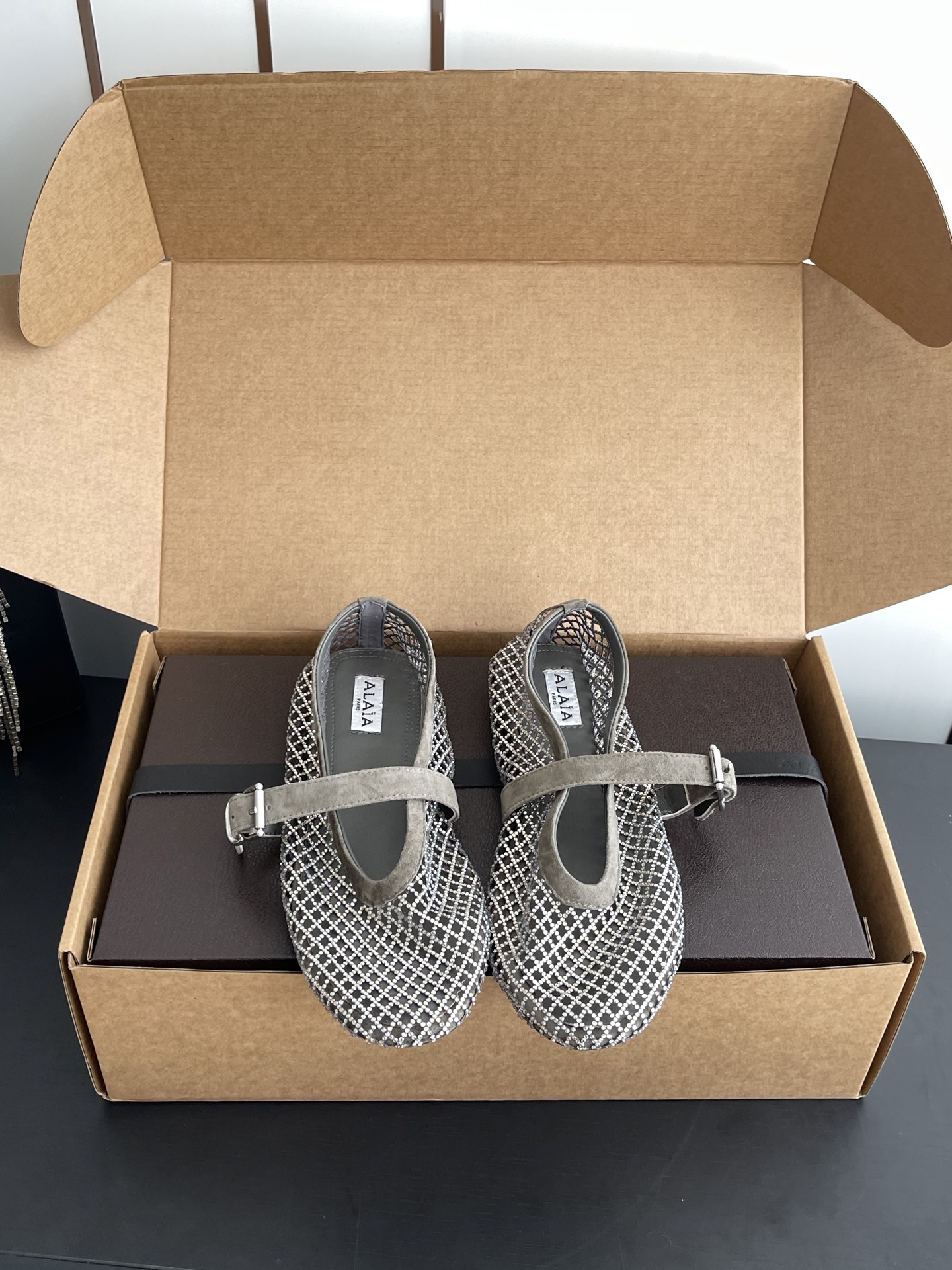 NO:816929,Alaia Alaia 26ss early spring new product fishnet crystal flat ballet shoes flat heel Mary Jane shoes Alaia crystal fishnet ballet shoes, crystal hollow mesh + one-word buckle strap, elegant and breathable, super comfortable to wear in summer!  The upper is decorated with rhinestones, full of sophistication, the round toe design does not squeeze the feet, and the flat sole is very stable for walking. It is white and high-end, and can be easily matched with skirts and trousers. It is suitable for daily outings or vacations ~ Fabric: Crystal fishnet/sheepskin Lining: sheepskin Sole: Original molded rubber sole Size 35-40 (40 custom-made), single shoes, alaia, mary jane, skirts, sheepskin19860909Alaia 阿莱亚 26ss早春新品 渔网水晶 平底芭蕾舞鞋 平跟 玛丽珍鞋 Alaia水晶渔网芭蕾舞鞋,水晶镂空网面+一字扣带,优雅又透气,夏天穿超舒服！鞋面点缀水钻,精致感满满,圆头设计不挤脚,平底走路也很稳.白又高级,裙装裤装都能轻松搭配,日常出街或度假都很适合～ 面料: 水晶渔网/羊皮 内里: 羊皮 鞋底: 原版开模橡胶底 码数35-40（40订做）,单鞋,alaia,mary jane,skirts,sheepskin,Women's Shoes