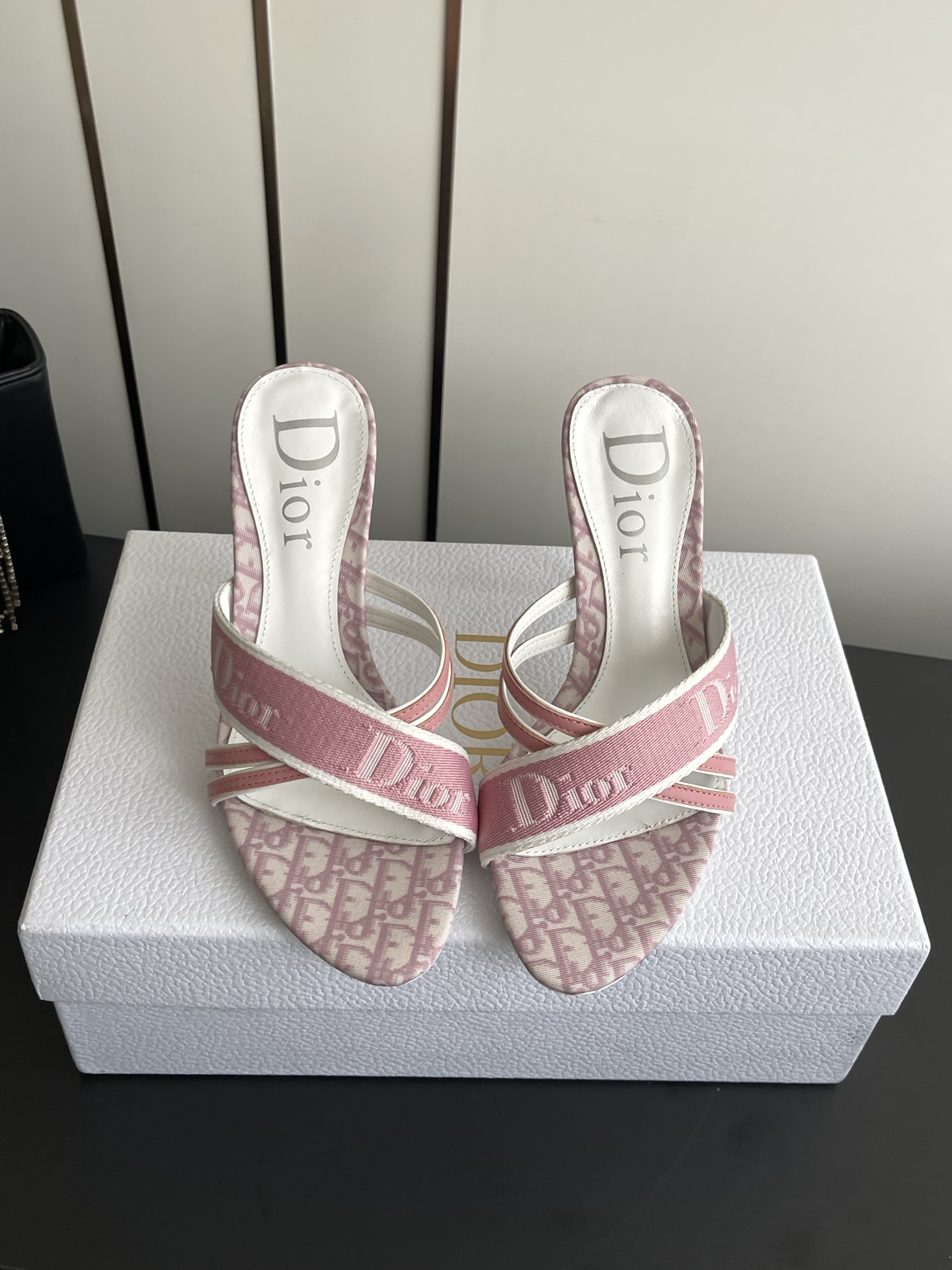 NO:816924,Dior Dior 2026ss summer new style medieval high-heeled slippers are full of princess style. The color is very flattering to the skin tone. Charming retro beauty. A must-have item for summer. Whether it is for work or daily wear, it is absolutely full of freshness. Upper electric embroidery process/sheepskin lining sheepskin lining. Imported Italian genuine leather outsole. Heel height 8.5cm. Size 35-39 (40 41 42 customized), high-heeled shoes and slippers, dior, dior, high  heels,slippers,sheepskin,leather soles19860909Dior 迪奥 2026ss夏季新款中古高跟拖鞋公主范十足 颜色非常抬肤色 迷人的复古美感 夏季必备单品 无论是上班还是平时穿着绝对是满满的清新感 鞋面电绣工艺/羊皮 内里羊皮内里 进口意大利真皮大底 跟高8.5cm 码数35-39（40 41 42定做）,高跟鞋拖鞋,dior,dior,high heels,slippers,sheepskin,Leather soles,Women's Shoes