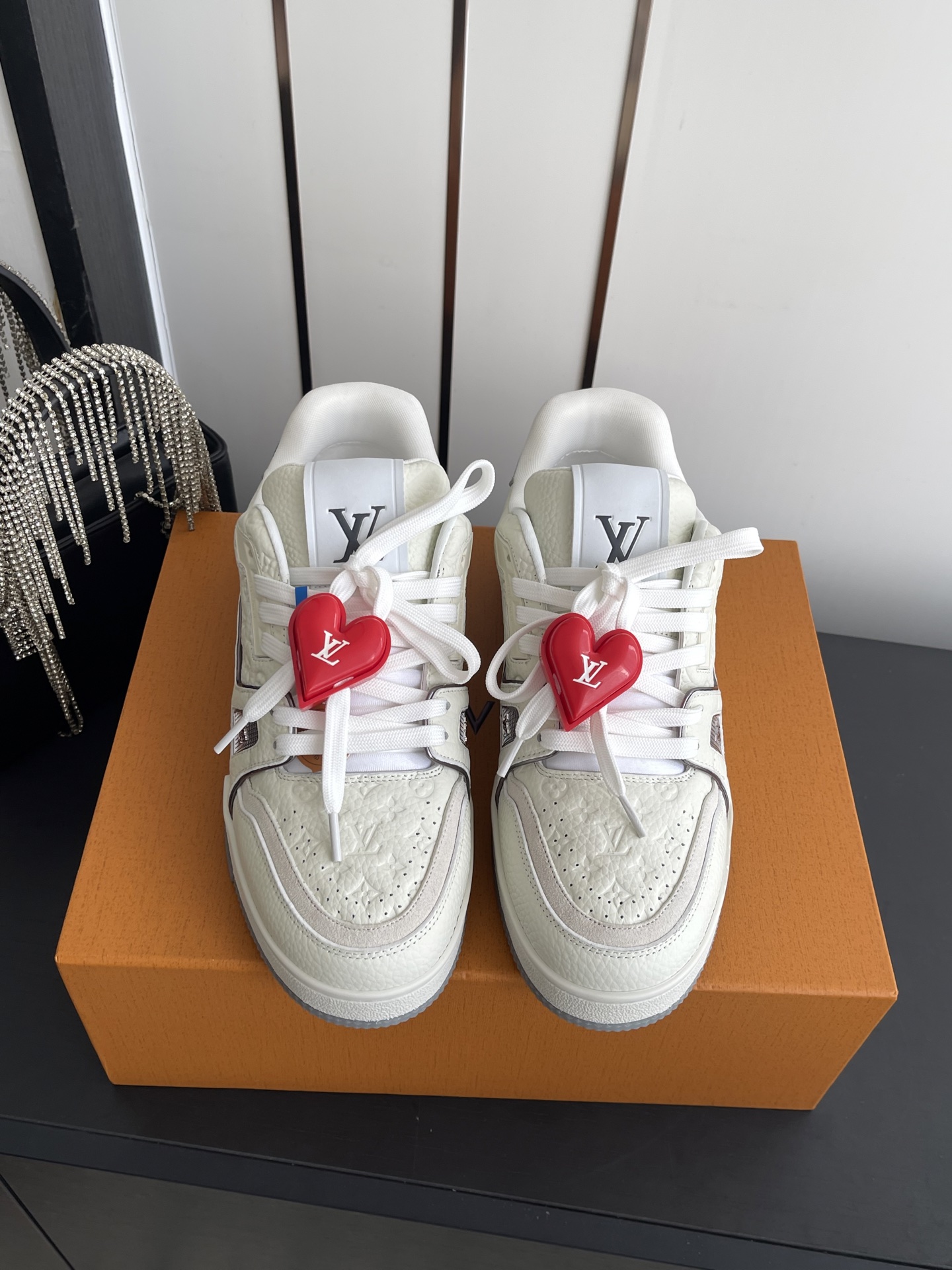 NO:819210,Accessories 60 Louis Vuitton LV TARINE Louis Vuitton Sneakers Skateboard Shoes Couple Model Original purchase, development, production This LV Trainer sneaker is made of cow leather to create a complex upper, which requires several hours of ingenious sewing to complete. The classic configuration is from the hands of Virgil Abloh, showing the inspiration of retro basketball shoes. The fabric is original custom-made first-layer cowhide. The lining is original custom-made breathable mesh lining. The original molded two-color TPU combination outsole.  Size 35-44, casual shoes/sports shoes, louis vuitton, louis vuitton, louis vuitton, sneakers, cowhide19860909配饰60  Louis Vuitton LV TARINE路易威登 运动鞋 滑板鞋 情侣款 原版购入开发 做货 本款LV Trainer 运动鞋选用牛皮革塑造繁复鞋面,需要数小时的匠心缝制方可完成.经典构型出自 Virgil Abloh 之手,展现复古篮球鞋的灵感启发 面料原版定制头层牛皮 内里原版定制透气网里 原版开模双色TPU组合大底 码数35-44,休闲鞋/运动鞋,louis vuitton,louis vuitton,louis vuitton,sneakers,cowhide,Women's Shoes