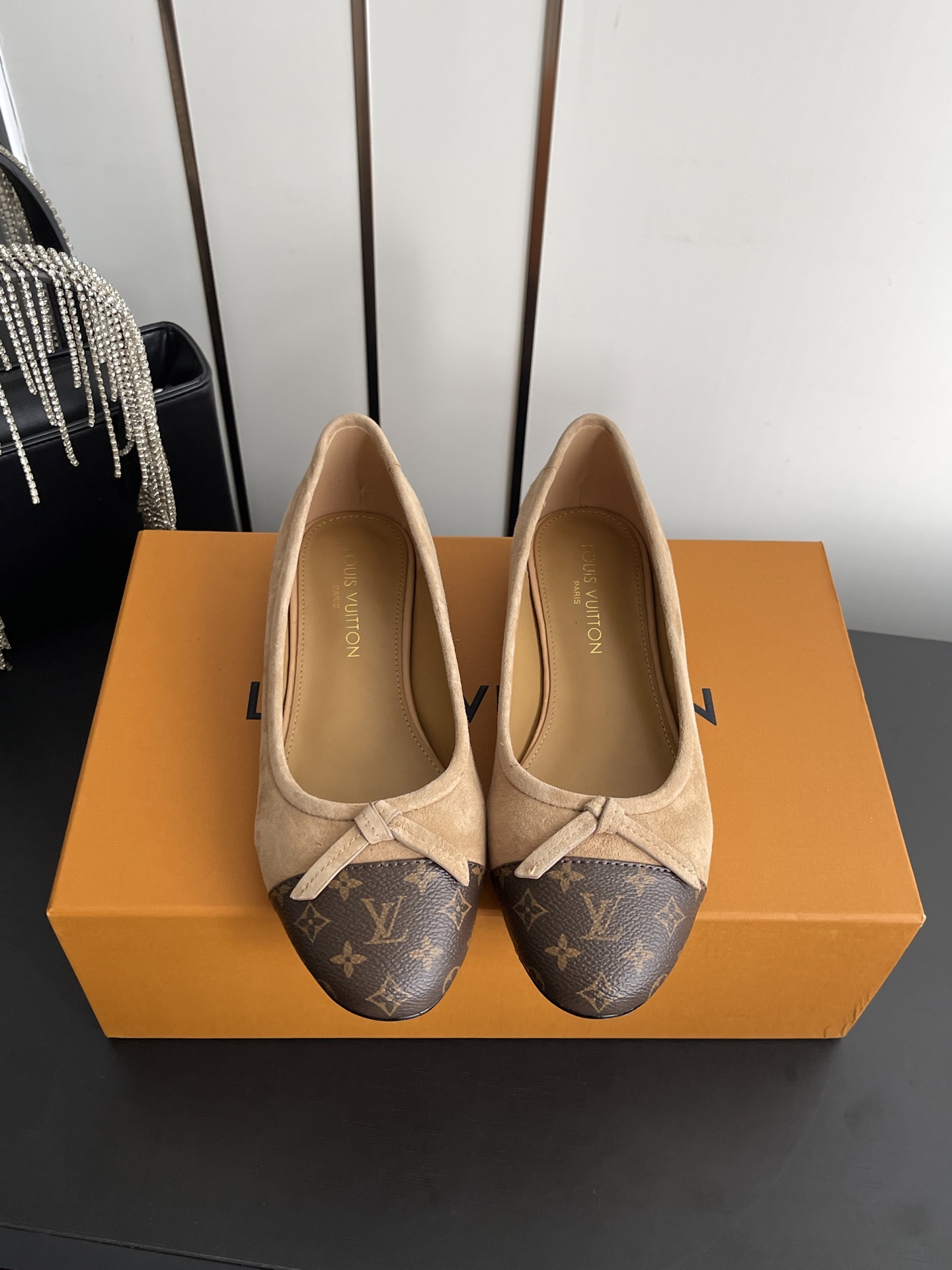NO:819183,Louis Vuitton Louis Vuitton 26Bella spring and summer latest model Mary Jane shoes, simple and exquisite, full of high-end feeling, full of elegance, super good-looking on the feet, full of summer shoes, classic Monogram floral letter pattern, highly recognizable, retro and fashionable flat design, daily commuting, comfortable and easy to wear, original custom cowhide leather upper, sheepskin lining, Italian imported genuine leather outsole, size 35-41 (40)  41 custom-made), ballet shoes, louis vuitton, louis vuitton, mary jane, cowhide, sheepskin, Leather soles19860909Louis Vuitton 路易威登 26Bella春夏最新款 玛丽珍单鞋  简约精致高级感满满 尽显优雅气质 上脚超好看 拉满了夏日美鞋 经典Monogram花卉字母图案 辨识度超高 复古又时髦平底设计 日常通勤 舒适好穿 鞋面原版定制牛皮 内里羊皮内里 意大利进口真皮大底 码数35-41（40 41订做）,芭蕾舞鞋,louis vuitton,louis vuitton,mary jane,cowhide,sheepskin,Leather soles,Women's Shoes