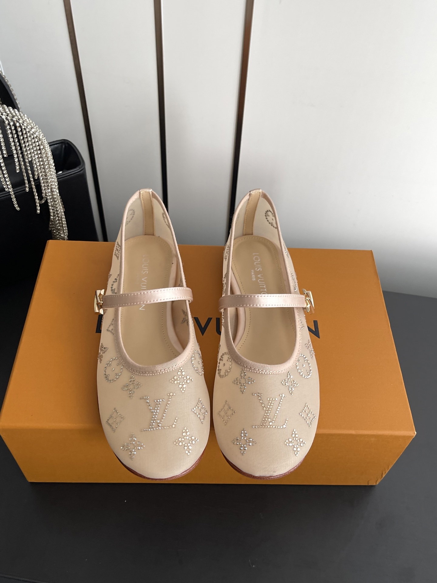 NO:819192,Louis Vuitton Louis Vuitton 26 new model Mary Jane ballet shoes series Mesh rhinestone surface single shoes, simple and exquisite, full of elegance, super good-looking on the feet, full of summer shoes, classic Monogram floral letter pattern, highly recognizable, retro and fashionable flat design, daily commuting, comfortable and easy to wear, original custom cowhide upper, sheepskin lining, Italian imported genuine leather outsole, size 35-41 (40)  41 custom-made), ballet shoes, louis vuitton, louis vuitton, mary jane, cowhide, sheepskin, Leather soles19860909Louis Vuitton 路易威登 26新款 玛丽珍芭蕾舞鞋系列 网纱水钻面 单鞋  简约精致高级感满满 尽显优雅气质 上脚超好看 拉满了夏日美鞋 经典Monogram花卉字母图案 辨识度超高 复古又时髦平底设计 日常通勤 舒适好穿 鞋面原版定制牛皮 内里羊皮内里 意大利进口真皮大底 码数35-41（40 41定做）,芭蕾舞鞋,louis vuitton,louis vuitton,mary jane,cowhide,sheepskin,Leather soles,Women's Shoes