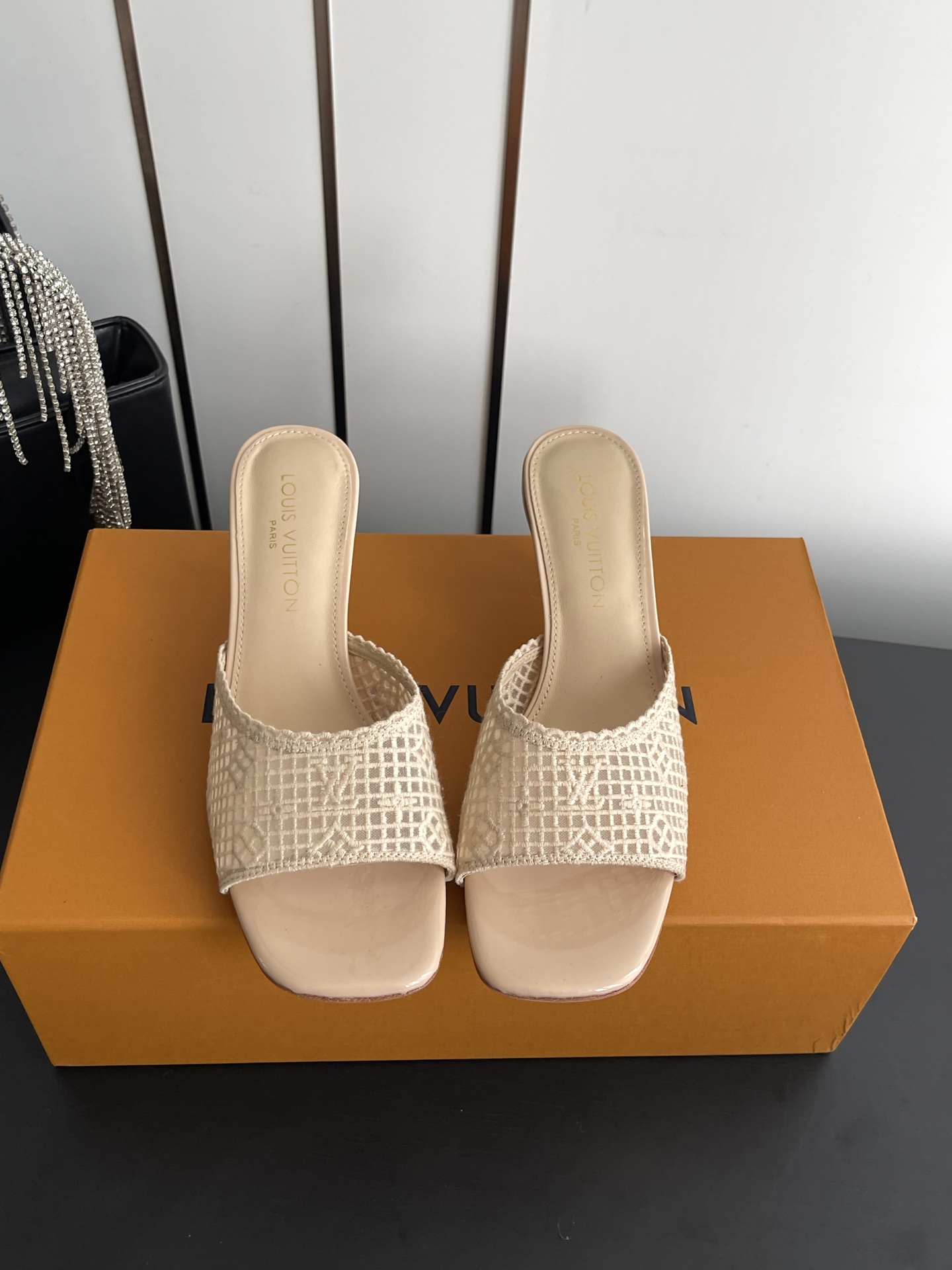 NO:819174,Louis Vuitton Louis Vuitton 26ss early spring new style embroidered fabric kitten heel sandals French elegance welded to the feet, perfect for commuting and dating. Who can resist a pair of high-heeled sandals engraved with LV's classic DNA? The square toe and stiletto gold version make the feet longer in seconds. The aura and gentleness are directly filled with the sense of retro elegance. The details are directly ecstatic. The soft elastic insole will not be tired for a long time. Multi-color contract can be worn all year round.  Close your eyes and avoid stepping on thunder. Upper embroidered cloth. Lining imported goatskin. Genuine leather outsole. Size 35-41 (40 41 customized), high heels and slippers, louis vuitton, louis vuitton, louis vuitton, high heels, slippers, sheepskin, gold, Leather soles19860909Louis Vuitton 路易威登 26ss早春新款 绣花布 小猫跟 凉拖鞋  把法式优雅焊在脚上 通勤约会都封神 谁能拒绝一双把LV经典DNA刻满的高跟凉拖 方头 细跟的黄金版型 上脚秒变大长腿 气场与温柔感直接拉满 复古贵气感拉满 细节控直接狂喜 软弹鞋垫久穿不累 多色承包全年穿搭 闭眼入不踩雷 鞋面绣花布 内里进口山羊皮 大底真皮大底 码数35-41（40 41定做）,高跟鞋拖鞋,louis vuitton,louis vuitton,louis vuitton,high heels,slippers,sheepskin,gold,Leather soles,Women's Shoes