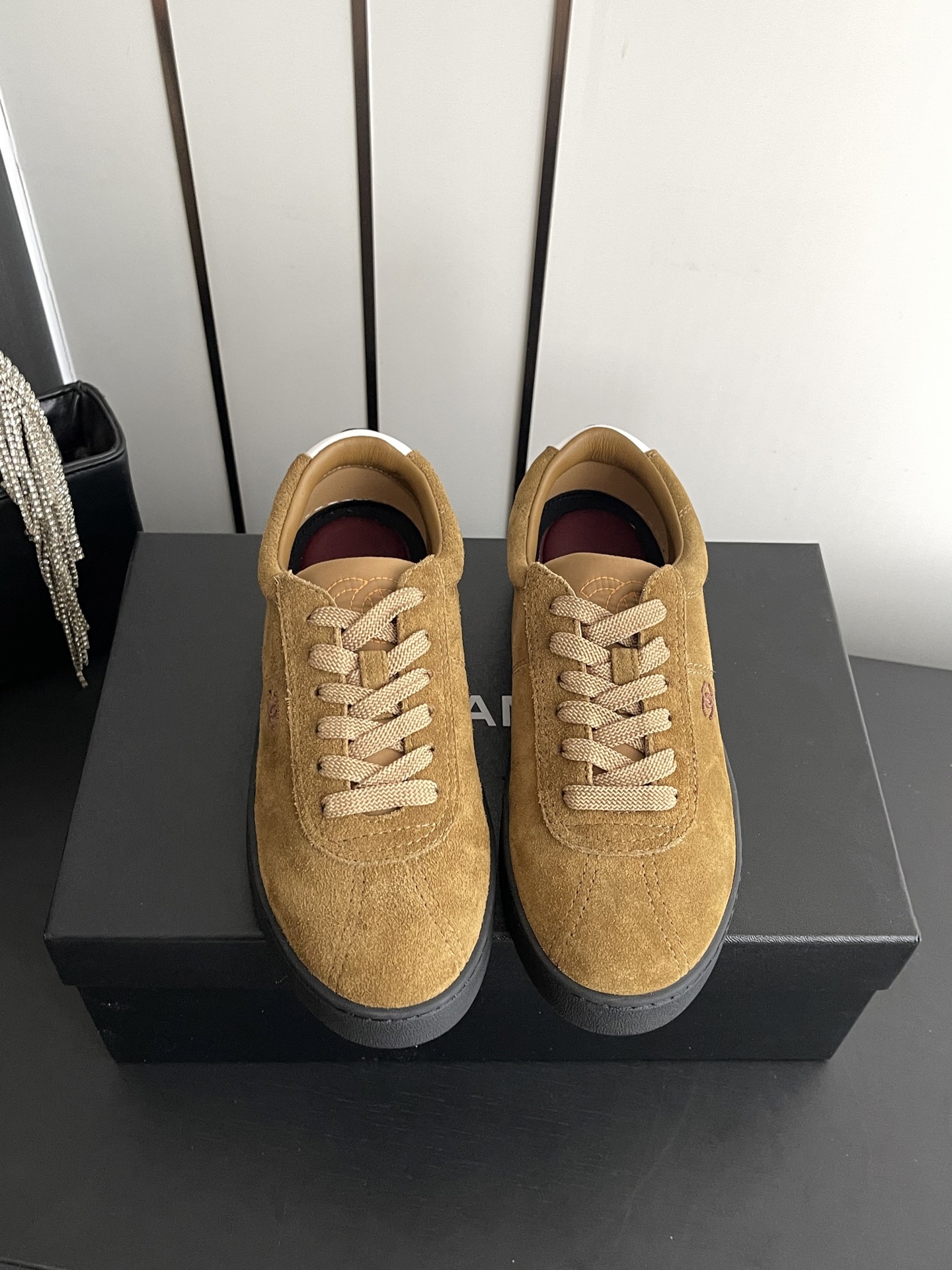 NO:891231,The new casual and fashionable sports sneakers from the counter. Xiaoxiang's casual sports shoes are made of high-quality fabric + leather splicing, with the classic double C Logo, which is simple and recognizable. The rubber sole is light yellow, wear-resistant and comfortable, and is suitable for daily wear or light exercise. Whether it is jeans or casual pants, it can easily create a sense of luxury and is very versatile in spring and summer!  Fabric: High-grade nubuck leather, sheepskin lining, original molded TPU rubber sole, size 35-41 (customized at 40.41), casual shoes/sports shoes, sneakers, jeans, sheepskin19860909专柜新款休闲时尚运动板鞋 小香这款休闲运动鞋,采用优质织物+皮革拼接,搭配经典双C Logo,简约又有辨识度.橡胶鞋底浅黄色,耐磨又舒适,日常穿搭或轻运动都很合适.无论牛仔裤还是休闲裤,轻松打造高级感,春夏季节超百搭！ 面料高级磨砂皮 内里羊皮 原版开模TPU橡胶底 码数35-41（40.41订做）,休闲鞋/运动鞋,sneakers,jeans,sheepskin,Women's Shoes