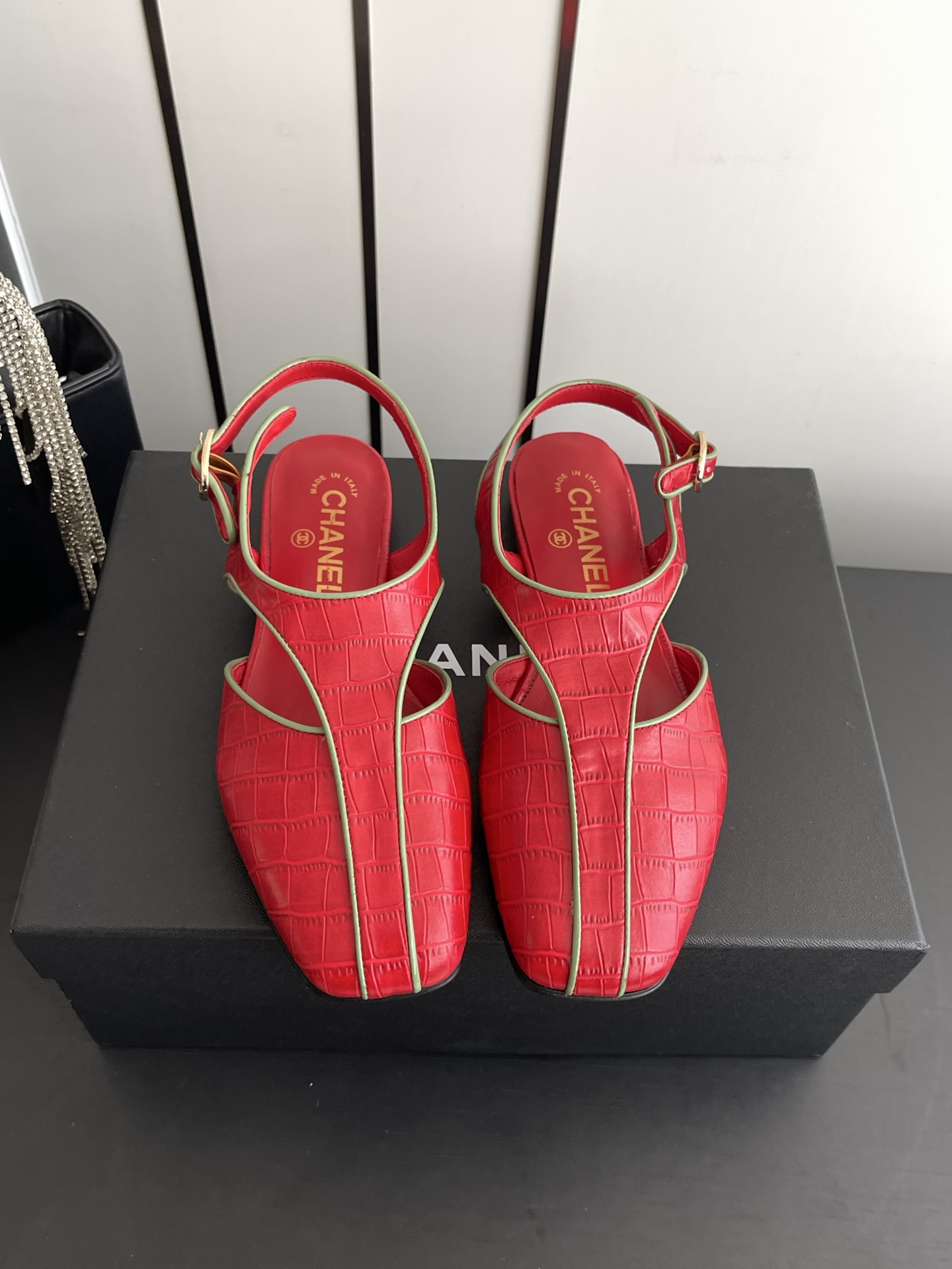 NO:891279,The popular Mary Jane toe-cap sandals are a perfect personal style. They are much more comfortable than the classic Slingback. Every color makes your feet look whiter, and they are a popular style!  Material: embossed cowhide, original sheepskin lining, leather outsole, size 35-41 [40.41 customized], sandals, sandals, mary jane, cowhide, sheepskin, Leather soles19860909小香爆品玛丽珍包头凉鞋 妥妥的自留款 比经典款Slingback舒服太多啦 每个颜色上脚都很显白的利器又是火爆的款式！ 材质压纹牛皮 原版内里羊皮 真皮大底 尺码35-41 [40.41订做],凉鞋,sandals,mary jane,cowhide,sheepskin,Leather soles,Women's Shoes