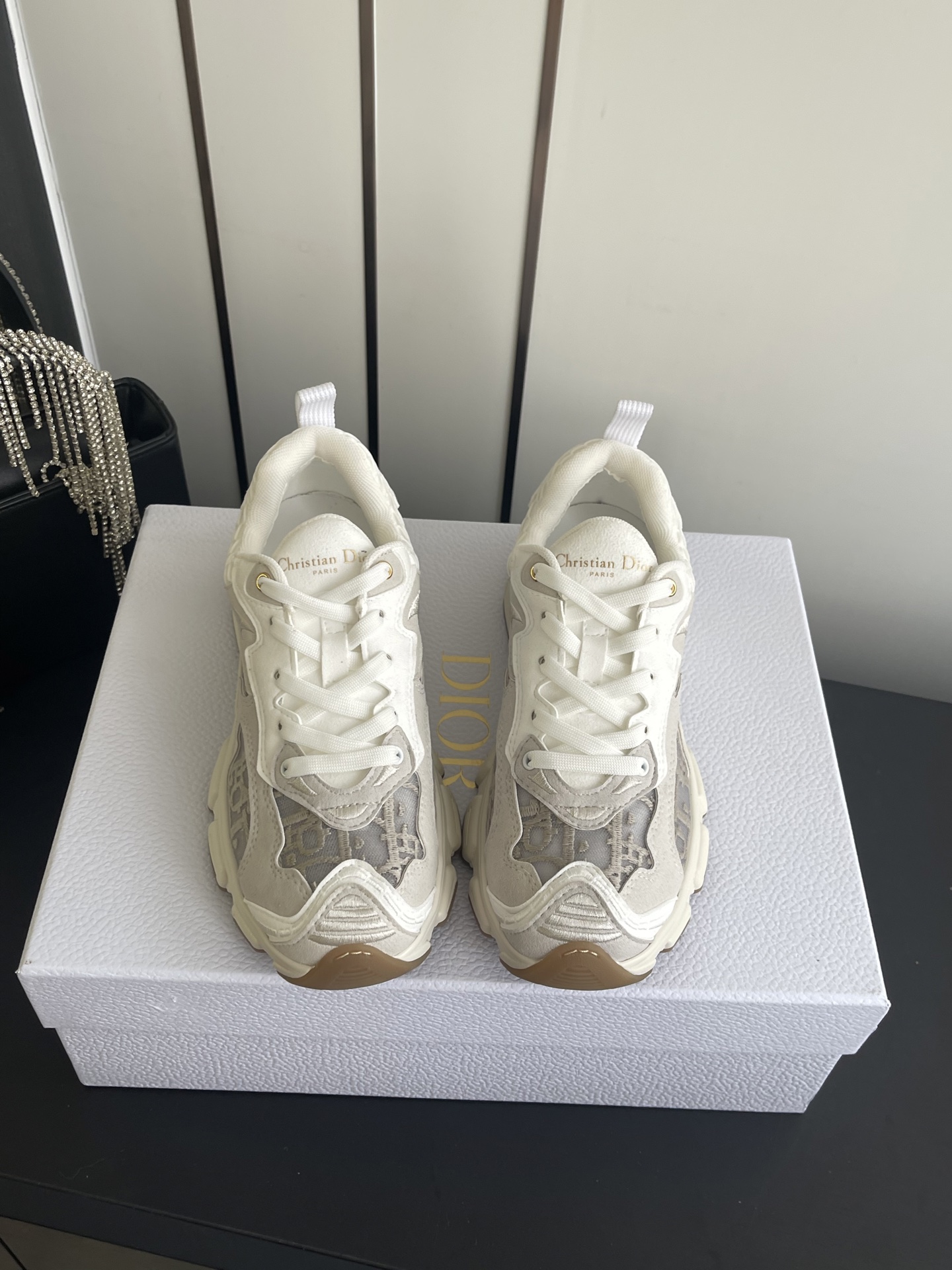 NO:868336,The top version of Dior 26ss new summer thick-soled presbyopic casual sneakers. The mesh and the brand's iconic presbyopic material interweave to create a hazy texture. The lines are soft and self-recognizable. The thick-soled design quietly elongates the proportion of the legs. It is gentle and elegant. It is highly suitable for matching. It can be easily worn with jeans, sweatpants or casual skirts. Whether it is daily commuting or traveling, it can be worn to create a relaxed Korean style sense. The upper is cow suede/embroidered with D letters. The inner mesh is mesh.  Original molded outsole, size 35-42 (40 41 42 customized), dad shoes, dior, dior, sneakers, skirts, jeans19860909顶级版本 Dior 迪奥 26ss夏季新款厚底老花休闲运动鞋 网纱与品牌标志性老花材质交织出朦胧质感 线条柔和又自带辨识度 厚底设计悄悄拉长腿部比例 温柔又显贵 搭配上适配度超高 牛仔裤 运动裤或是休闲裙装都能轻松驾驭 不管是日常通勤还是出游 都能穿出松弛的韩系高级感 鞋面牛反绒/刺绣D字母 内里网布 原版开模大底 码数35-42（40 41 42定做）,老爹鞋,dior,dior,sneakers,skirts,jeans,Women's Shoes