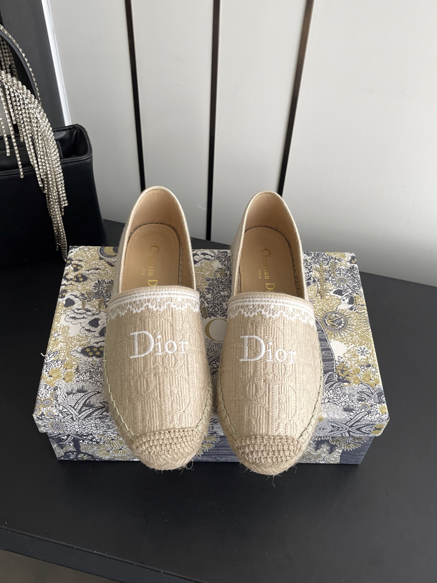 NO:868328,Dior Dior 26ss new early spring fisherman shoes. The classic design can be said to be the main series in the past two years. Both bags, shoes and clothes are very popular. Counters are synchronized. Delivery packaging is original and customized. All details are extremely perfect and strive for zero error. Code number 34-42 (34 41 42 customized), fisherman shoes, dior, dior, espadrilles19860909Dior 迪奥 26ss早春新款 渔夫鞋 经典设计可谓是这两年主打系列 无论包包鞋子还是是衣服都非常的热门 专柜同步 发货包装 原版定制 各方面细节非常极致到位力求零误差 码数34-42（34 41 42定做）,渔夫鞋,dior,dior,espadrilles,Women's Shoes