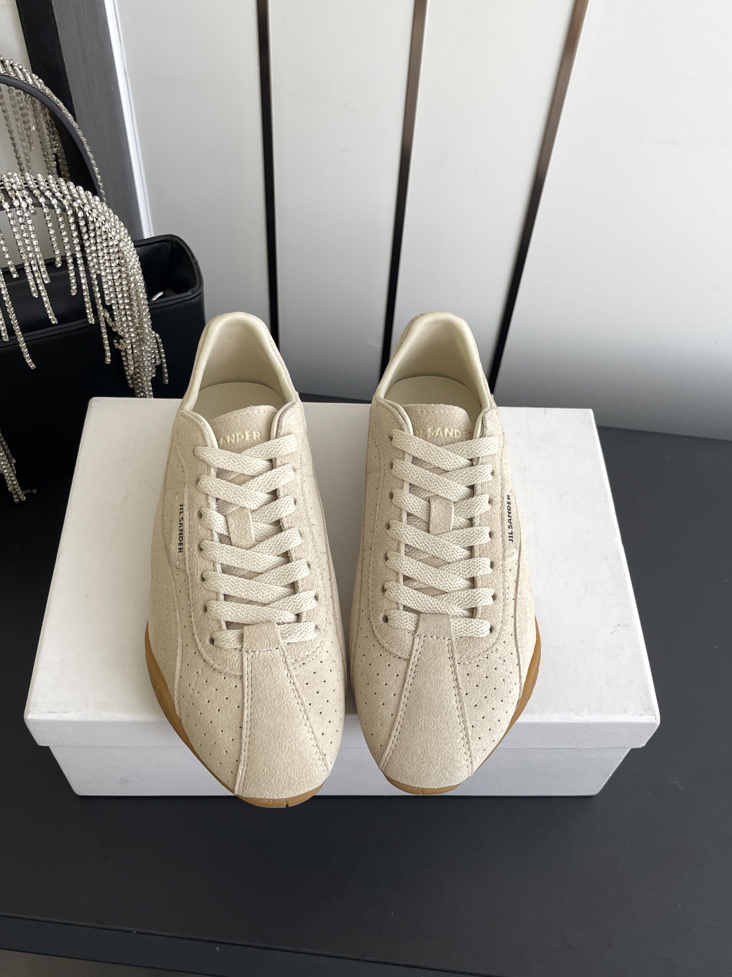 NO:868312,JIL SANDER co-branded Puma moral training shoes, retro casual sneakers, built-in retro movie filters, not picky at all, can be worn with jeans, wide-leg pants, or suit trousers for a casual and relaxed feel. Minimalist shoe lines, no unnecessary decorations, but full of high-end sense for daily commuting and running out on the street. Soft soles are extremely comfortable for walking, and will not tire your feet after long-term wear. This year's versatile shoes are scheduled to be low-key and tasteful. They are the kind of style that becomes more and more popular the more you wear them, the more you look at them.  Size 35-40 (40 customized), casual shoes/sports shoes, jil sander, sneakers, jeans, business suit19860909JIL SANDER联名彪马 德训鞋 复古休闲运动鞋 自带复古电影滤镜 完全不挑穿搭 配牛仔裤 阔腿裤 西装裤都能穿出随性松弛感 极简的鞋型线条 没有多余的装饰 却把高级感拉满日常通勤出街暴走都完全hold住 软底走路巨舒服 久穿不累脚 今年的百搭神鞋预定 低调又有品味 是那种越穿越爱、越看越有味道的款 码数35-40（40定做）,休闲鞋/运动鞋,jil sander,sneakers,jeans,business suit,Women's Shoes