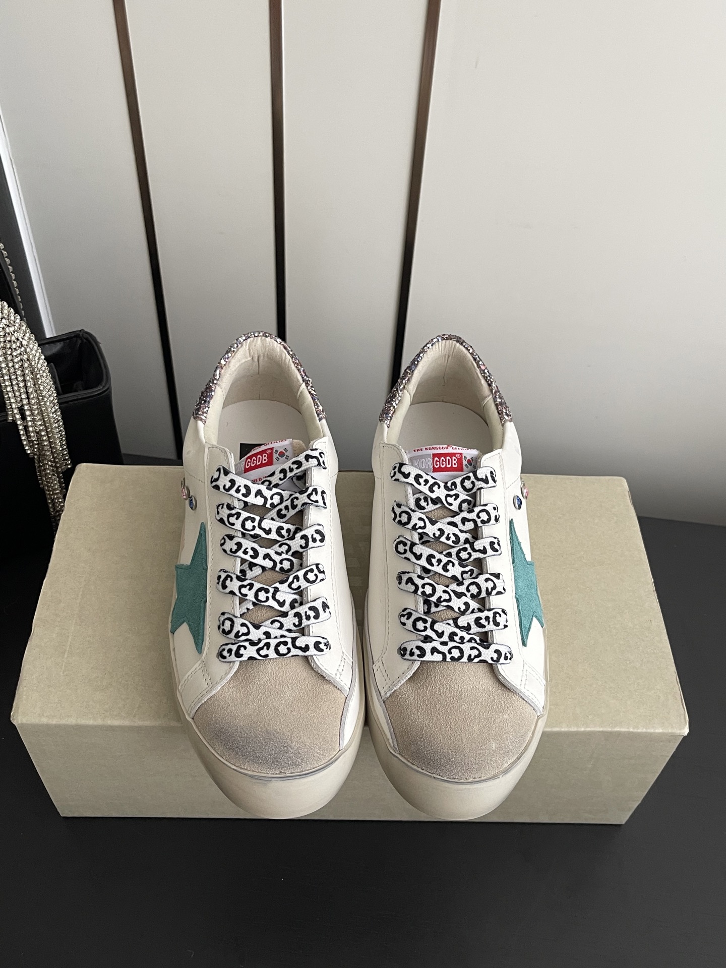 NO:868304,GGDB Little Dirty Shoes 26ss summer new casual star sneakers, with the brand's iconic distressed texture. The shoe body lines are clean and simple. The star logo and retro color matching collide with each other to create a relaxed street atmosphere. With inner height increase, small people can easily control it. They don't have to choose the style. They can be suitable for jeans, sports pants or casual suits. They can be easily worn for casual daily high-end. They are suitable for commuting or traveling. Upper cowhide/cow suede, lining cowhide, original open molded outsole  Size 35-40 (40 customized), casual shoes/sports shoes, sneakers, jeans, business suit, cowhide19860909GGDB 小脏鞋 26ss夏季新款休闲星星板鞋 自带品牌标志性的做旧质感 鞋身线条利落简约 星星标识与复古配色碰撞出松弛的街头氛围.带有内增高小个子也能轻松驾驭 搭配上不挑风格 牛仔裤、运动裤或是休闲西装都能适配 轻松穿出随性的日常高级感 不管是通勤还是出游都很合适 鞋面牛皮/牛反绒 内里牛皮 原版开模大底 码数35-40（40订做）,休闲鞋/运动鞋,sneakers,jeans,business suit,cowhide,Women's Shoes