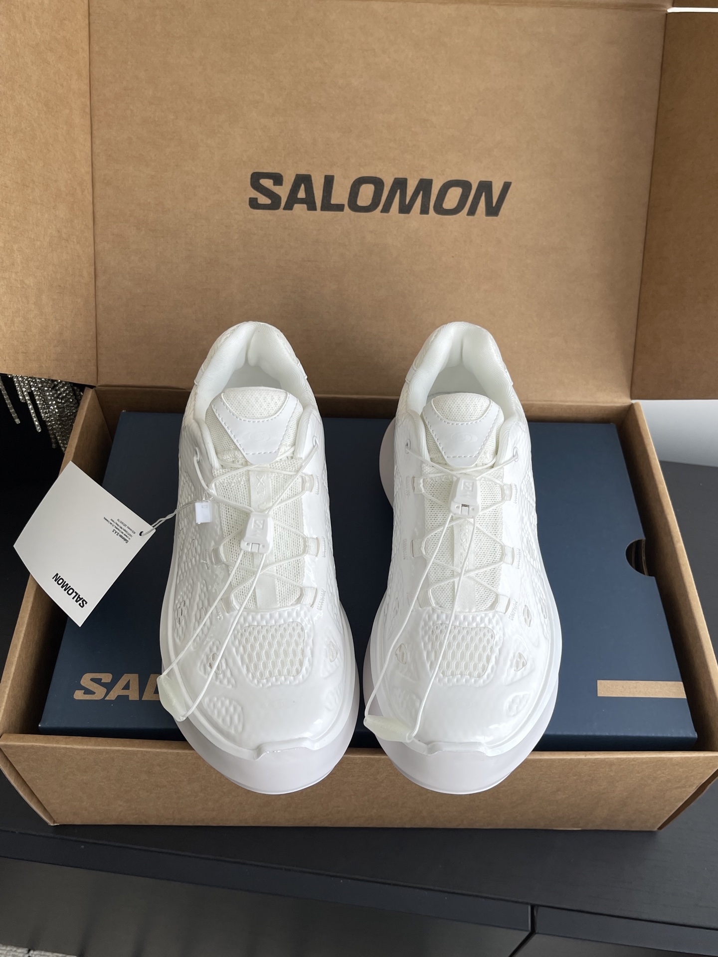 NO:868320,CDG x SALOMON 26ss latest thick-soled casual shoes, functional running shoes, top quality co-branded model, cool all-black glossy mesh upper, breathable and not stuffy, quick lace-up design for easy putting on and taking off, thick sole cushioning, soft and waxy foot feel, taking into account outdoor performance and daily wear, full of functional wind, versatile for commuting and going out on the street, good-looking, neat and stylish on the feet, imported original custom-made fly woven mesh, precision glue compounding process  Original molded outsole, size 35-45 (40 for women, 45 for men, customized), casual shoes/sports shoes, sneakers19860909CDG x SALOMON 26ss最新款 厚底休闲鞋 机能风跑鞋  顶级品质 联名款 潮酷全黑亮面质感网眼鞋面透气不闷脚 快速系带设计穿脱便捷 厚底缓震脚感软糯 兼顾户外性能与日常穿搭 机能风拉满 通勤出街百搭耐看上脚利落显气场 进口原装定制飞织网面 精密滴胶复合工艺 原版开模大底 码数35-45（女40 男45定做）,休闲鞋/运动鞋,sneakers,Women's Shoes