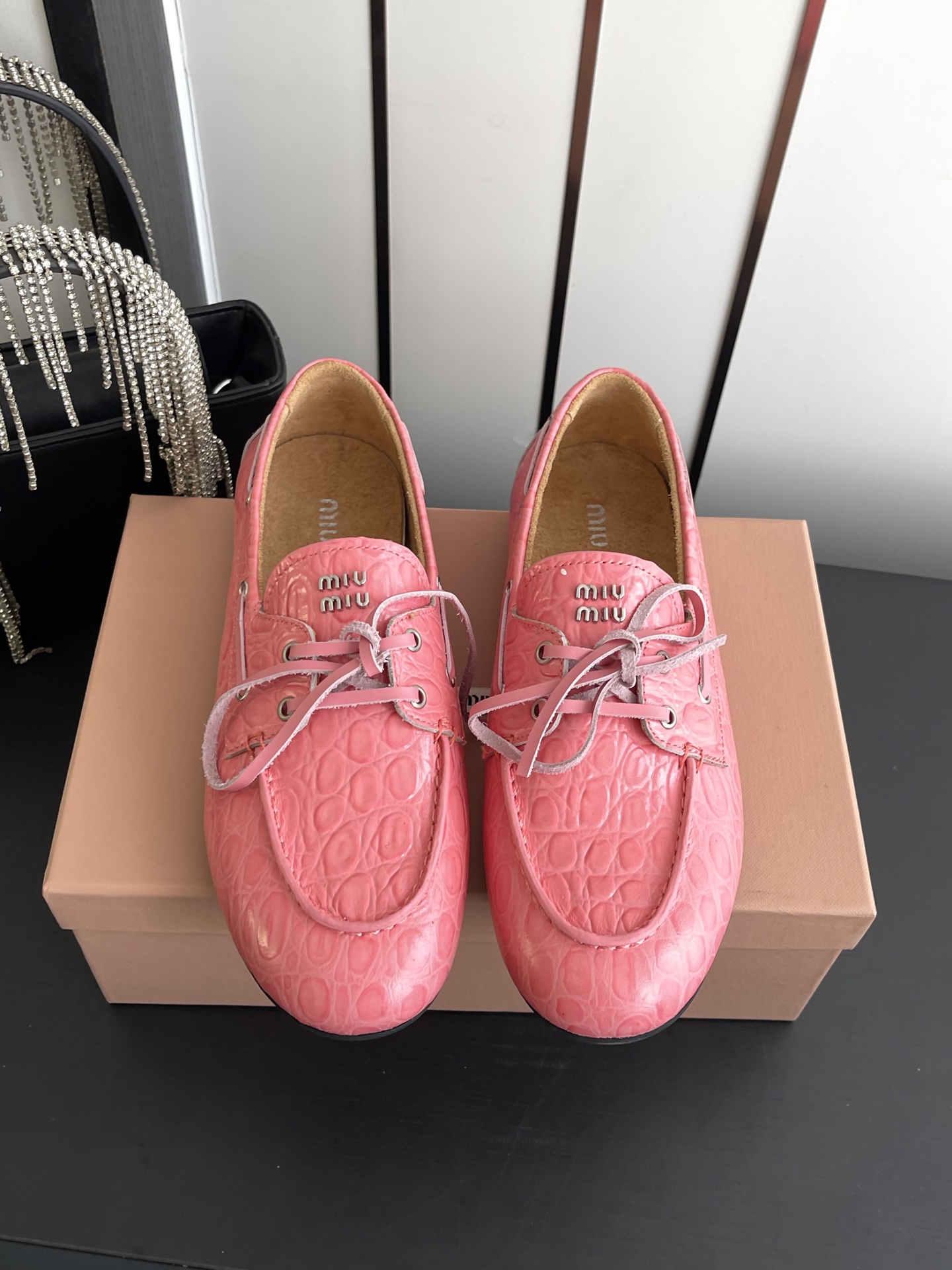 NO:868341,Miu Miu Miu Miu 2026ss spring and summer latest model. Doudou shoes have very popular thin-soled design elements. Simple design. Miu brand logo embellishment. Very recognizable. Super versatile and good-looking on the feet. Countless adjustments to the last shape. Soft wearing experience. Full foot feel and comfort. Fabric cowhide. Mixed sheepskin lining. Original molded non-slip outsole. Size 35-41 (40)  41 (customized), loafers and half slippers, miumiu, loafers, cowhide, sheepskin19860909Miu Miu 缪缪 2026ss春夏最新款 豆豆鞋非常火的薄底设计元素 简简单单的设计 miu品牌logo点缀 非常有辨识度 上脚超级百搭好看 调试无数次楦型 轻柔穿着体验 脚感舒适度拉满 面料牛皮 内里混种羊皮 原版开模防滑大底 码数 35-41（40 41订做）,乐福鞋半拖,miumiu,loafers,cowhide,sheepskin,Women's Shoes