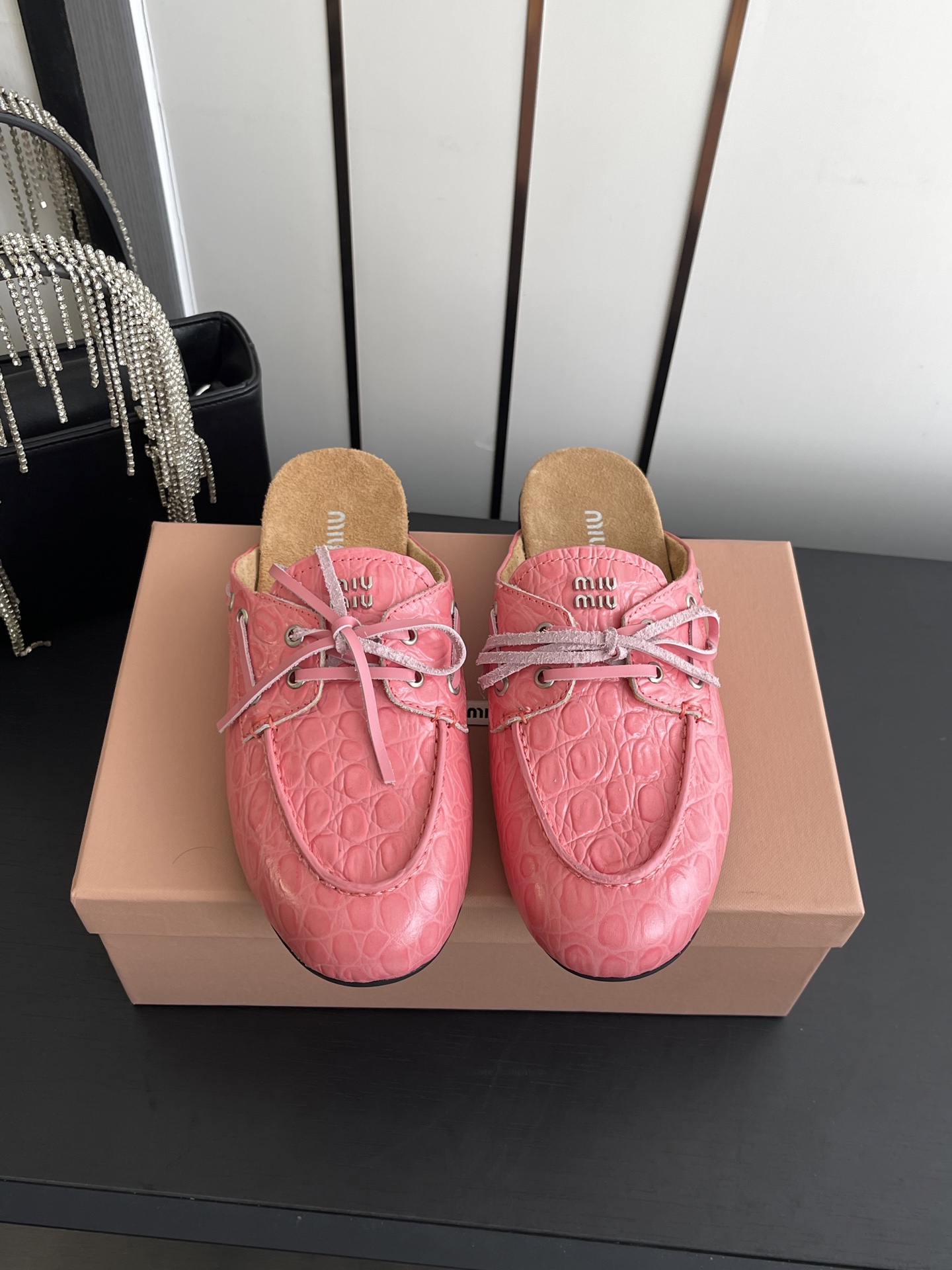 NO:868348,Miu Miu 2026ss spring and summer latest model Doudou shoes, half-flop, very popular thin-soled design elements, simple design, embellished with miu brand logo, very recognizable, super versatile and good-looking on the feet, adjusted countless times, soft wearing experience, full foot feel and comfort, material cowhide, mixed sheepskin lining, original open-molded anti-slip outsole, size 35-41 (40)  41 (customized), loafers and half slippers, miumiu, loafers, cowhide, sheepskin19860909Miu Miu 缪缪 2026ss春夏最新款 豆豆鞋 半拖 非常火的薄底设计元素 简简单单的设计 miu品牌logo点缀 非常有辨识度 上脚超级百搭好看 调试无数次楦型 轻柔穿着体验 脚感舒适度拉满 面料牛皮 内里混种羊皮 原版开模防滑大底 码数 35-41（40 41订做）,乐福鞋半拖,miumiu,loafers,cowhide,sheepskin,Women's Shoes