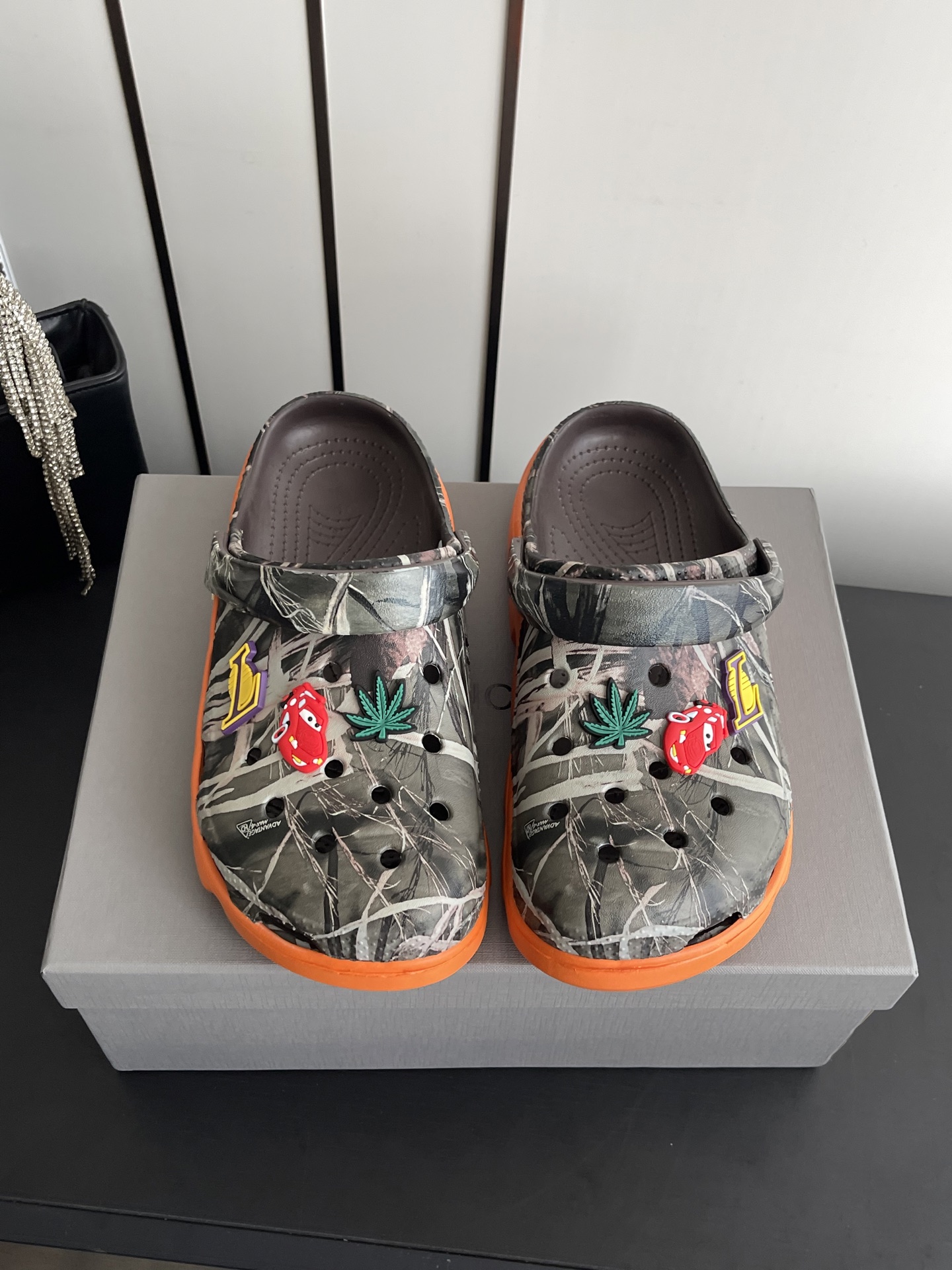 NO:868325,Balenciaga Crocs Balenciaga Latest Crocs for Spring and Summer A dark horse item, fashion bloggers at home and abroad are showing off their feet. Popular on social platforms at home and abroad, a must-buy for fashionistas. DIY various Balenciaga elements, highly recognizable for the brand. Made with heavy investment in molds. Ingenious craftsmanship, accurately restoring every detail. Original molded EVA rubber and plastic one-piece outsole. Super light on the foot. Heightening artifact. Original full set of packaging.  Size 35-40 (40 customized), half drag, balenciaga, balenciaga, burberry19860909Balenciaga 巴黎世家 洞洞鞋  Balenciaga 春夏最新洞洞鞋 黑马单品,海内外时尚博主纷纷上脚大秀 火遍海内外社交平台,时尚达人必入款 各种巴家元素DIY  极具品牌辨识度 重金开模打造 匠心工艺,精准还原每个细节 原版开模EVA橡塑一体成型大底 上脚超级轻 增高神器 原版全套包装 码数35-40（40订做）,半拖,balenciaga,balenciaga,burberry,Women's Shoes