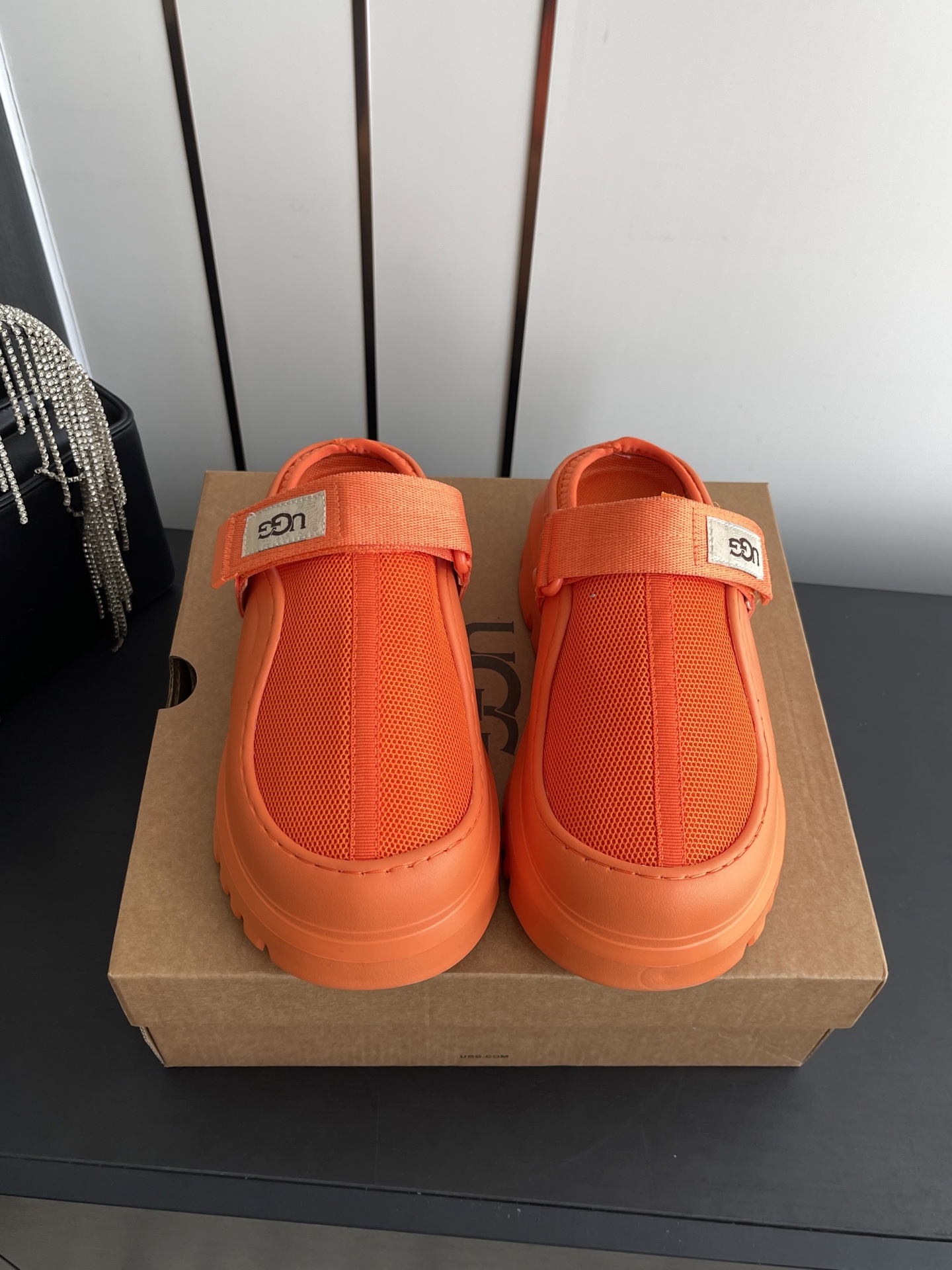 NO:868334,UGG's new half-pack thick-soled slippers. Hanni has the same thick-soled slippers. I love them so much. They are very light and easy to wear. They have an overly sweet girly feel when paired with socks. Dopamine color Velcro design fits the instep better. Full of vitality. Really super girly. Fall in love at first sight. Original upper material, original outsole. Soft and comfortable on the feet. Versatile. Makes your legs longer in seconds. Must-have item for summer. Size 35-44, half drag, slippers, socks.19860909UGG 新款半包厚底拖鞋 hanni同款厚底太爱了 又特别轻便好穿 搭配袜子有种甜度超标少女感 多巴胺色系 魔术贴设计 更贴合脚背 活力感拉满 真嘟超级少女 一眼沦陷 鞋面原版材质,原版大底 脚感软糯舒适 百搭 秒变大长腿 夏日必备单品 码数35-44,半拖,slippers,socks,Women's Shoes