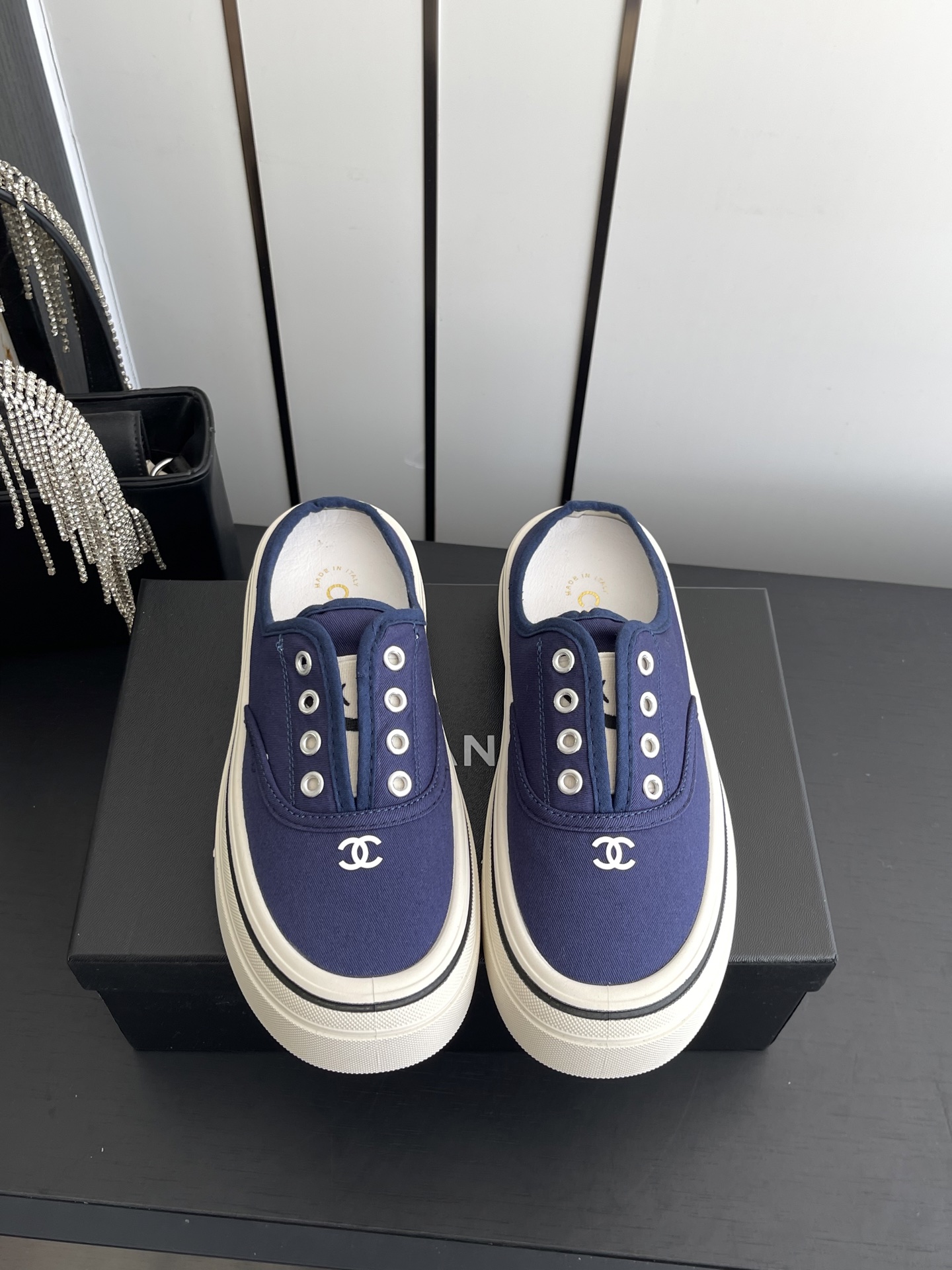 NO:868643,Chanel Chanel 26ss new biscuit canvas shoes have been developed for several months and the latest version has finally come out. It is the top casual sports shoe in the counter. This classic design has a simple style on the upper but the outsole is fashionable and sporty. It incorporates a variety of color matching elements... The diversified mix and match is very good-looking and versatile, casual, fashionable, sports and outdoor can be taken into consideration... The upper is made of canvas and the lining is made of sheepskin. The outsole is based on wear-resistant rubber outsole.  Size 35-40 (40 customized), casual shoes/sports shoes, chanel, chanel, sneakers, sheepskin19860909Chanel 香奈儿 26ss新款饼干帆布鞋 开发了几个月最高版本终于出来了 专柜顶级休闲款运动鞋 这款经典设计 鞋面简洁的风格 大底却时尚运动 不平凡的拥入了多种配色元素…… 多元化混搭非常好看百搭,休闲,时尚,运动,户外都能兼顾…… 鞋面采用 帆布 内里采用 羊皮 大底根据 耐磨橡胶大底 码数35-40（40定做）,休闲鞋/运动鞋,chanel,chanel,sneakers,sheepskin,Women's Shoes
