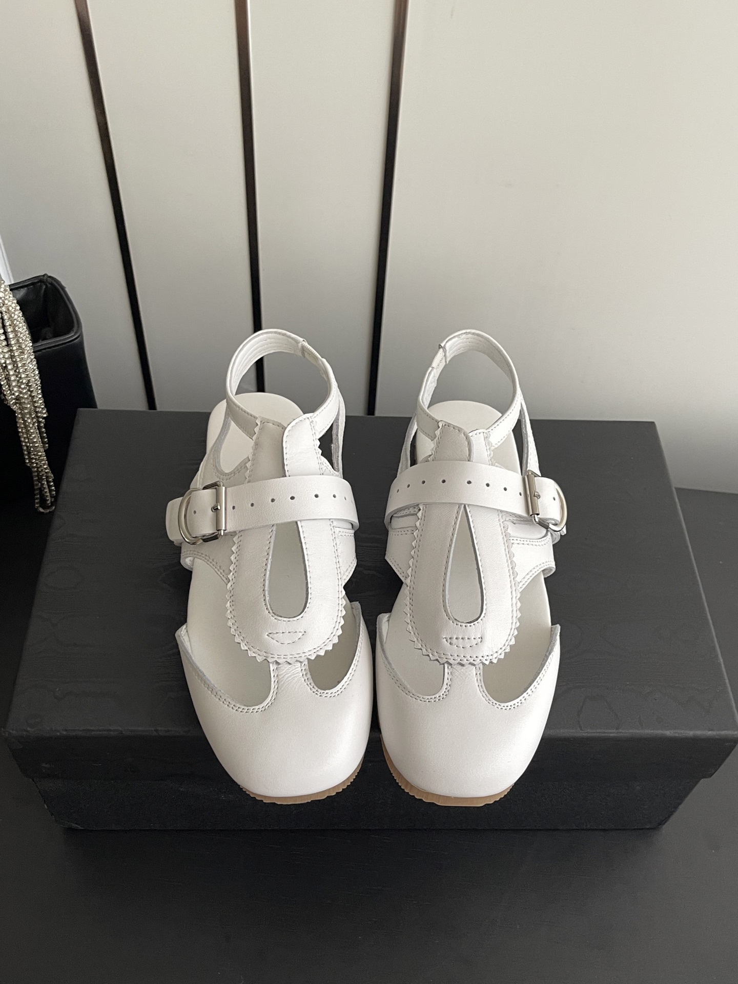 NO:869657,Dries Van Noten 26ss spring and summer new retro square-toe Mary Jane sandals. The square-toe shoe shape is equipped with a T-shaped hollow design. The edges are embellished with exquisite locking details. It is equipped with an adjustable metal buckle. It has a retro college style. The overall lines are neat and soft with a sense of age. It can be easily adapted to a variety of styles, whether commuting or leisure travel. Upper cowhide, lining sheepskin, original open-molded rubber outsole, size 35-41 (40)  41customized),sandals,sandals,mary jane,cowhide,sheepskin19860909Dries Van Noten 26ss春夏新款复古方头玛丽珍后空凉鞋 方头鞋型搭配T型镂空设计 边缘点缀精致锁边细节 搭配可调节金属搭扣 自带复古学院风调性 整体线条利落又带着柔和质感 自带减龄感 无论是通勤还是休闲出行 都能轻松适配多种穿搭风格 鞋面牛皮 内里羊皮 原版开模橡胶大底 码数35-41（40 41定做）,凉鞋,sandals,mary jane,cowhide,sheepskin,Women's Shoes