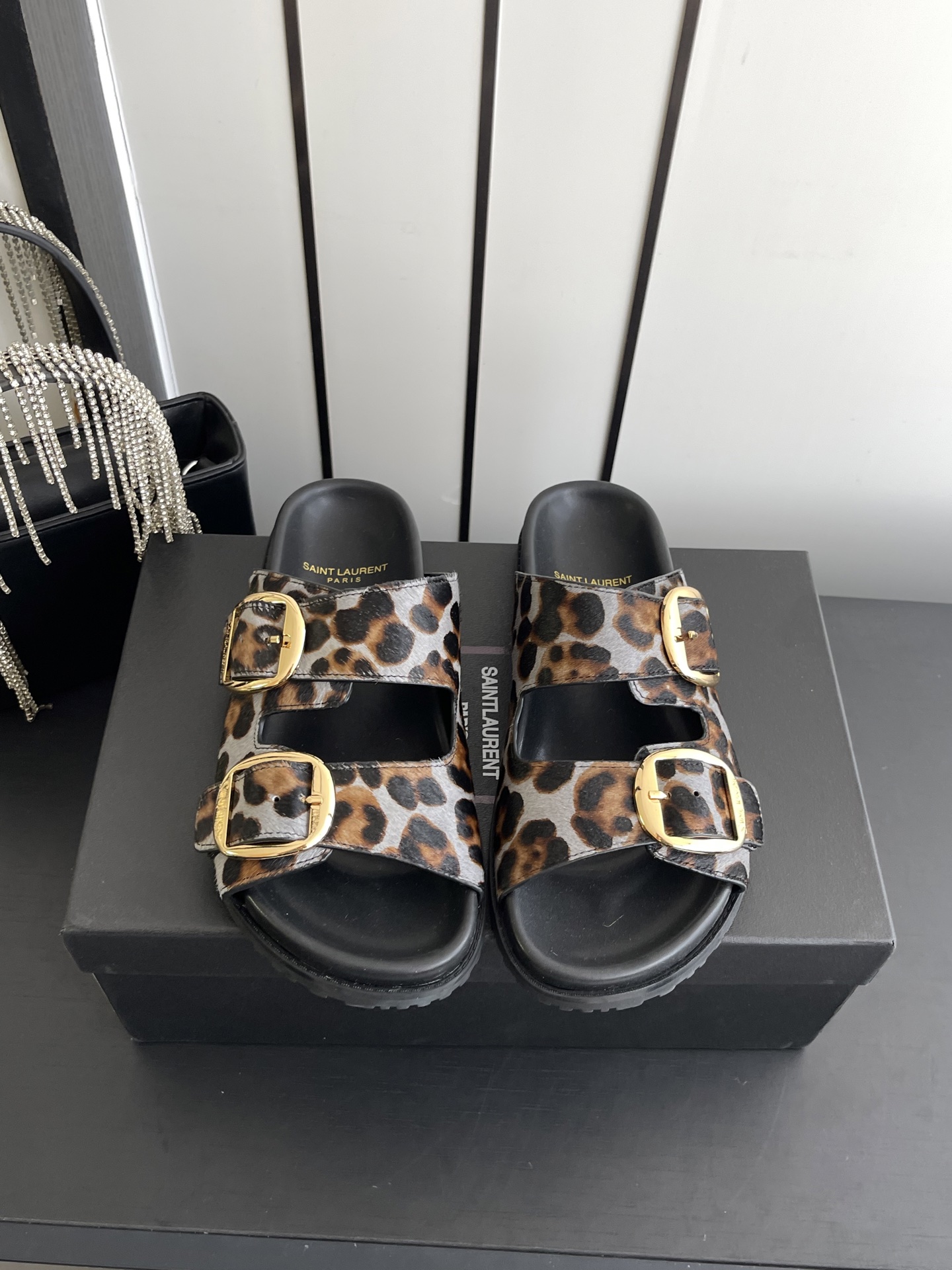 NO:869648,SAINT LAURENT 2026 new double-buckle horse hair sandals. Simple shoe shape with bold animal print and luxurious materials to create the brand's unique signature style. The upper is made of luxurious horse hair material. The horse hair print on the cross straps adds a strong visual impact and elegance to the feet. The upper is made of horse hair and the inner lining is made of high-definition sheepskin. The original open-molded foam sole. Size 35-41 (40)  41customized),slippers,saint laurent,saint laurent,slippers,sheepskin19860909SAINT LAURENT 圣罗兰 2026新款 双扣 马毛凉拖 简约的鞋型搭配大胆的动物纹印花和奢华的材质 打造出品牌独树一帜的标志性风格 鞋面采用奢华的马毛材质 交叉绑带上的马毛印花为双脚增添了强大的视觉冲击力和优雅气质 鞋面高定特制马毛 内里高定羊皮 原版开模发泡底 码数35-41（40 41定做）,拖鞋,saint laurent,saint laurent,slippers,sheepskin,Women's Shoes
