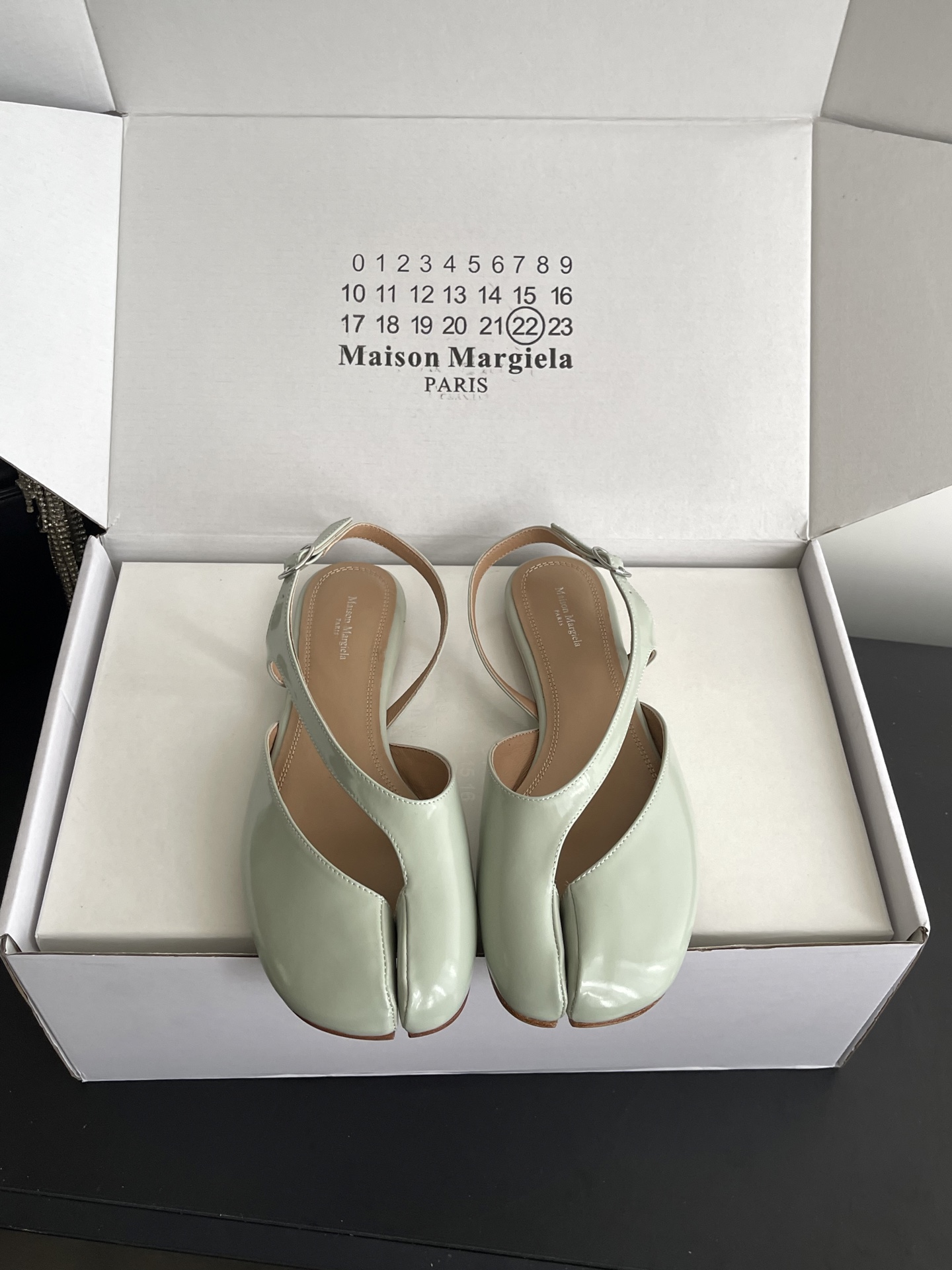 NO:869640,Maison Margiela MM6 Margiela 2026ss new summer high-heeled split-toe sandals. They are comfortable and easy to wear. The upper feet are white. They look good no matter how you wear them. This summer's fashionista's favorite. The world's most popular split-toe sandals. Appeared on the covers of major fashion magazines. Used by celebrities from all over the world. Used by Xiaohongshu bloggers ~ with long skirts and hot pants. You will not regret it if you close your eyes. The upper is original custom-made open-edge beaded cowhide and the lining is imported sheepskin.  Genuine leather outsole imported from Italy, size 35-40 (40.41 customized), split-toe shoes, masion margiela, masion margiela, sandals, skirts, cowhide, sheepskin, Leather soles19860909Maison Margiela MM6马吉拉 2026ss新品夏季高跟分趾鞋凉鞋  舒适又好穿 上脚显白 怎么穿都好看 今夏时髦精最爱 全球最火分趾凉鞋 出现在各大时装杂志封面各路明星 小红书博主着用～搭配长裙 热裤的不二选择 闭眼入都是不会后悔 鞋面原版定制开边珠牛皮 内里进口羊皮 意大利进口真皮大底 码数35-40（40.41定做）,分趾鞋,masion margiela,masion margiela,sandals,skirts,cowhide,sheepskin,Leather soles,Women's Shoes