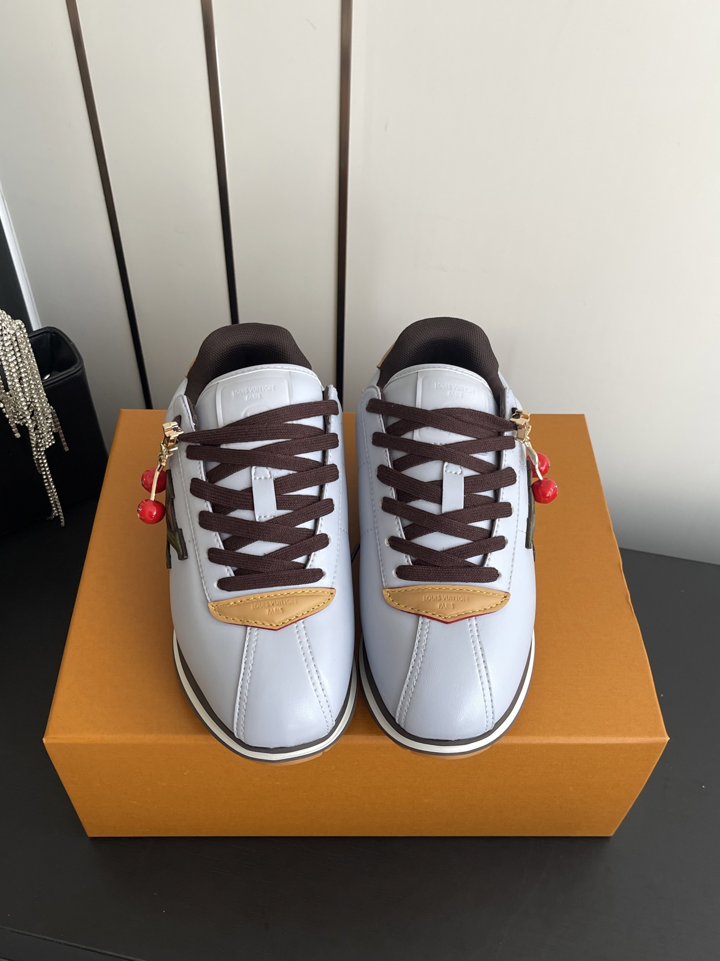 NO:874077,Accessories 60 Louis Vuiton Louis Vuitton Fei Dong co-branded catwalk models Fatty thick sole casual sneakers Forrest shoes This series includes simple style sneakers to eye-catching running shoes. LV stands out with its iconic thick sole and modern aesthetics, while other styles use luxurious suede, leather and canvas. Some sneaker designs are futuristic, emphasizing functionality and comfort, and moving towards sports-style luxury shoes. Every detail is developed 1:1 from the original version.  Fabric: Original custom-made first-layer cowhide. Lining: Imported breathable mesh lining. Sole: original molded non-slip TPU material. Bottom thickness: 3CM. Size: 35-45 (40 for women, 45 for men, customized), casual shoes/sports shoes, louis vuitton, louis vuitton, louis vuitton, sneakers, cowhide, chamois leather19860909配饰60 Louis Vuiton 路易威登 菲董联名 走秀款 胖丁 厚底 休闲 运动鞋 阿甘鞋 此次系列包括从简约风格的运动鞋到引人注目的跑鞋 LV 以其标志性的厚底和现代美学脱颖而出 而其他款式则采用了奢华的麂皮 皮革和帆布等材质 一些运动鞋设计富有未来感 强调功能性与舒适性 并向运动风格的奢华鞋履迈进 每个细节都按原版1:1开发 面料 原版定制头层牛皮 内里 进口透气网里 鞋底原版开模防滑TPU材质 底厚3CM 码数35-45（女40 男45订做）,休闲鞋/运动鞋,louis vuitton,louis vuitton,louis vuitton,sneakers,cowhide,chamois leather,Women's Shoes