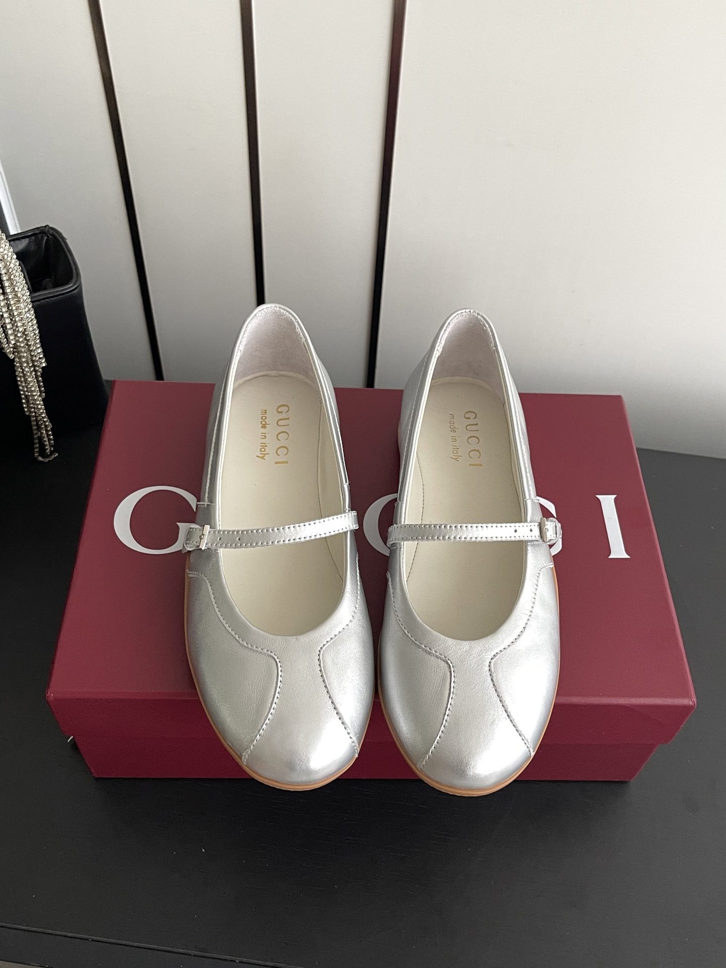 NO:874082,Gucci Gucci 26ss Shift series women's ballet shoes Mary Jane shoes Gucci Shift series is newly launched. The light design reinterprets the sports style. The neat silhouette adds a sense of freedom and highlights the exquisite texture when moving. The webbing details are like an endless ribbon running through the entire design, and the side stitching details add the finishing touch. The original version is developed one to one. Washed effect cowhide upper. Two-color Tpu outsole. Size 35-41 (40)  41 customized),mary jane,gucci,gucci,mary jane,cowhide19860909Gucci 古驰 26ss Shift系列女士芭蕾舞鞋玛丽珍单鞋 Gucci Shift系列全新上市,轻盈设计焕新诠释运动风尚.利落廓形更添自在本色,行动间彰显精致质感.织带细节宛如一道延绵不绝的饰带贯穿于整个设计,侧边缝线细节增添点睛之笔. 原版一比一开发 水洗效果牛皮鞋面 双色Tpu大底 码数35-41（40 41订做）,玛丽珍,gucci,gucci,mary jane,cowhide,Women's Shoes