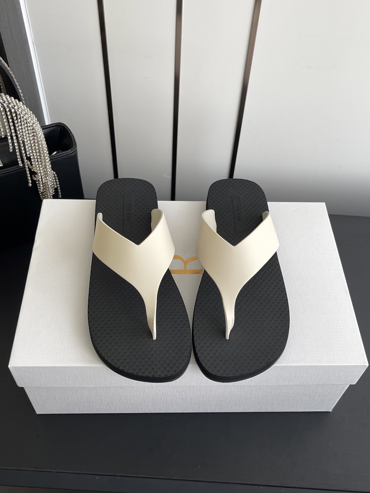 NO:874071,The row niche trendy brand 26ss spring and summer new minimalist flip-flops. This pair of flip-flops is designed with high contrast and contrasting colors. Classic black and pure white collide to create fashionable tension. The minimalist flip-flops are matched with contrasting color strips. There is no unnecessary accumulation, but it has its own eye-catching aura. Whether it is for daily outings or vacation check-ins, it can easily become the finishing touch of the style, making every step at the forefront of the trend. The fabric is made of original imported calfskin and the original customized foam rubber outsole.  Size 35-40 (40 customized), split-toe shoes, cowhide19860909The row 小众潮牌 26ss春夏新款 极简人字拖 这双人字拖以高对比撞色为设计亮点 将经典黑与纯净白碰撞出时髦张力 极简夹脚版型搭配撞色带面 不做多余堆砌 却自带吸睛气场 无论是日常出街还是度假打卡 都能轻松成为造型的点睛之笔 让每一步都走在潮流前沿 面料采用原版进口小牛皮 原版定制发泡橡胶大底 码数35-40（40定做),分趾鞋,cowhide,Women's Shoes