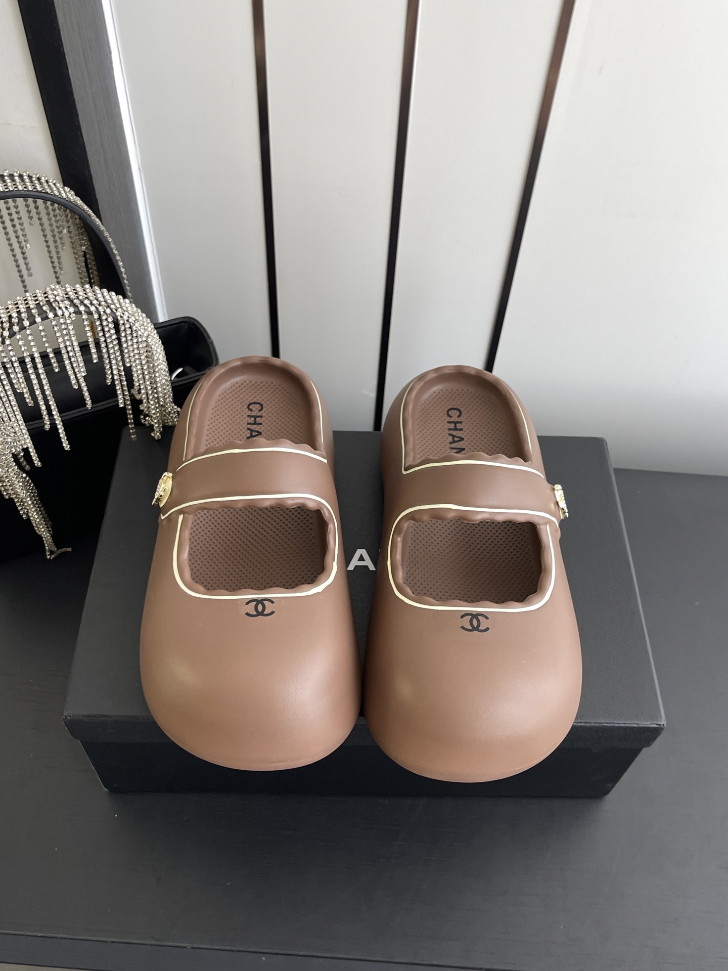 NO:874057,Chanel Xiaoxiang 26ss early spring popular round-toe thick-soled sandals, customized leather surface, color, customized unique leather strapping and complex craftsmanship, the main recommendation of the Milan catwalk, super hot. High-end handmade series, really beautiful!  The upper foot is super good-looking, playful and high-end, and the thick sole increases height and is versatile. A must-have for summer... The fabric is made of original molded TPU one-piece. The lining is made of original molded TPU one-piece. The foot pads are made of original molded TPU one-piece. The outsole is made of original molded TPU one-piece. Packaging Original full set of packaging code number 35-39 (customized in 40), slippers, chanel, sandals, slippers19860909Chanel 小香 26ss早春爆款圆头厚底凉鞋 定制皮面、颜色、定制独特的穿皮条复杂工艺、米兰走秀主推款,超火爆. 高级手工系列,真的太美了！上脚超级好看,俏皮又高级,厚底增高百搭 夏日必备…… 面料原版开模TPU一体成型 内里原版开模TPU一体成型 垫脚原版开模TPU一体成型 大底原版开模TPU一体成型 包装原版全套包装 码数35-39（40订做）,拖鞋,chanel,sandals,slippers,Women's Shoes