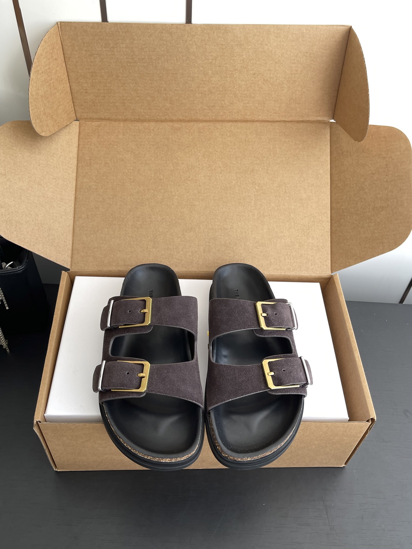 NO:874062,The Row TR 26ss double-strap gold buckle simple slippers made in Guangzhou. Minimalist and relaxed, daily high-end and casual style are integrated into the shoes. Every step reveals unintentional laziness. The double-strap design bids farewell to unnecessary burdens. The low-key brand logo quietly shows the taste. The soft soles hide a full sense of comfort. Pair with casual shorts or floor-length wide-leg pants. It has a cool and relaxed minimalist high-end atmosphere. Suitable for people who prefer quiet texture and casual wear.  Basic model but comes with a high-end aura. Size 35-40 (40 customized), slippers, slippers, shorts19860909莞产代购级The Row TR 26ss双带金扣简约拖鞋 极简松弛日常高级与随性格调融入鞋履 每一步都透着毫不刻意的慵懒 双带设计告别多余累赘 低调品牌标识悄悄彰显品味 柔和鞋底里藏着满满的舒适感 配休闲短裤或是拖地阔腿裤 自带清冷松弛的极简高级氛围感 适合偏爱安静质感随性穿搭人群 基础款却自带高级气场 码数35-40（40定做）,拖鞋,slippers,shorts,Women's Shoes