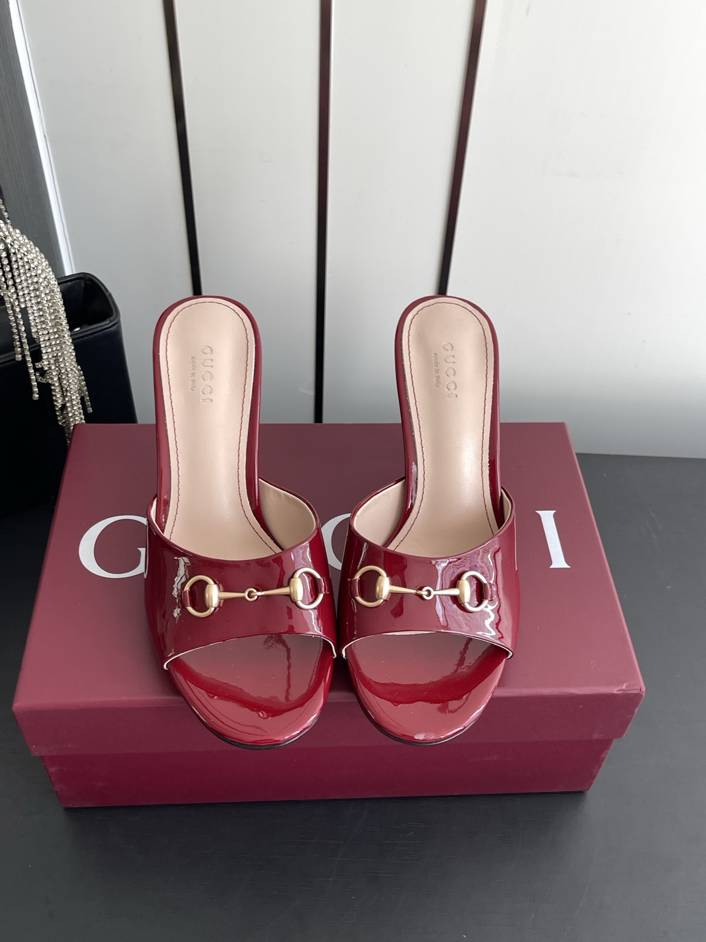 NO:874058,Gucci Gucci 26ss new high-heeled sandals. The refreshed series echoes the style shown in recent series. It integrates different eras through retro aesthetics and modern style. The original one-to-one development and carefully modulated shoe last fabric adopts the original texture. Imported original board materials. Equipped with original board electric hardware buckles. Delicate and impeccable. Sheepskin lining and feet. Italian leather outsole. 8.5cm heel height.  Size 35-42 (customized at 40.41.42), high heels and slippers, gucci, gucci, high heels, slippers, sheepskin, Leather soles19860909Gucci 古驰 26ss新款 高跟凉拖  焕新系列呼应近期系列展现的格调 通过复古审美和现代风尚 将不同时代融会贯通 原版一比一开发精心调制的鞋楦面料采用原版质感.进口原板材料.配原板电渡五金扣 细腻到无可挑剔 羊皮内里和垫脚 意大利真皮大底 8.5cm跟高 码数35-42（40.41.42订做）,高跟鞋拖鞋,gucci,gucci,high heels,slippers,sheepskin,Leather soles,Women's Shoes
