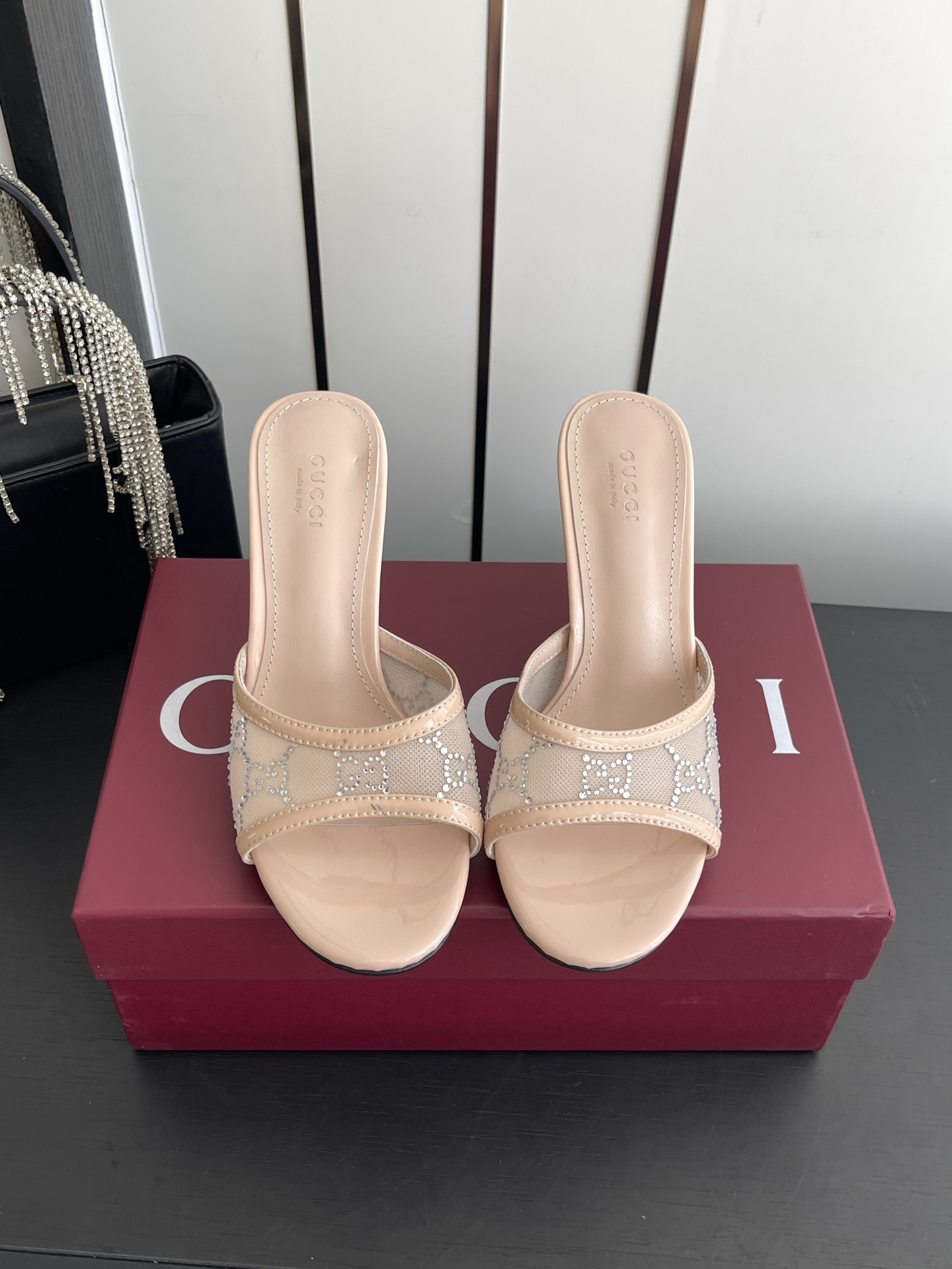 NO:874063,Gucci Gucci 26ss new high-heeled sandals. The refreshed series echoes the style shown in recent series. It integrates different eras through retro aesthetics and modern style. The original one-to-one development and carefully modulated shoe last fabric adopts the original texture. Imported original board materials. Equipped with original board electric hardware buckles. Delicate and impeccable. Sheepskin lining and feet. Italian leather outsole. 8.5cm heel height.  Size 35-42 (40.41.42. Customized), high heels and slippers, gucci, gucci, high heels, slippers, sheepskin, Leather soles19860909Gucci 古驰 26ss新款 高跟凉拖  焕新系列呼应近期系列展现的格调 通过复古审美和现代风尚 将不同时代融会贯通 原版一比一开发精心调制的鞋楦面料采用原版质感.进口原板材料.配原板电渡五金扣 细腻到无可挑剔 羊皮内里和垫脚 意大利真皮大底 8.5cm跟高 码数35-42（40.41.42.订做）,高跟鞋拖鞋,gucci,gucci,high heels,slippers,sheepskin,Leather soles,Women's Shoes