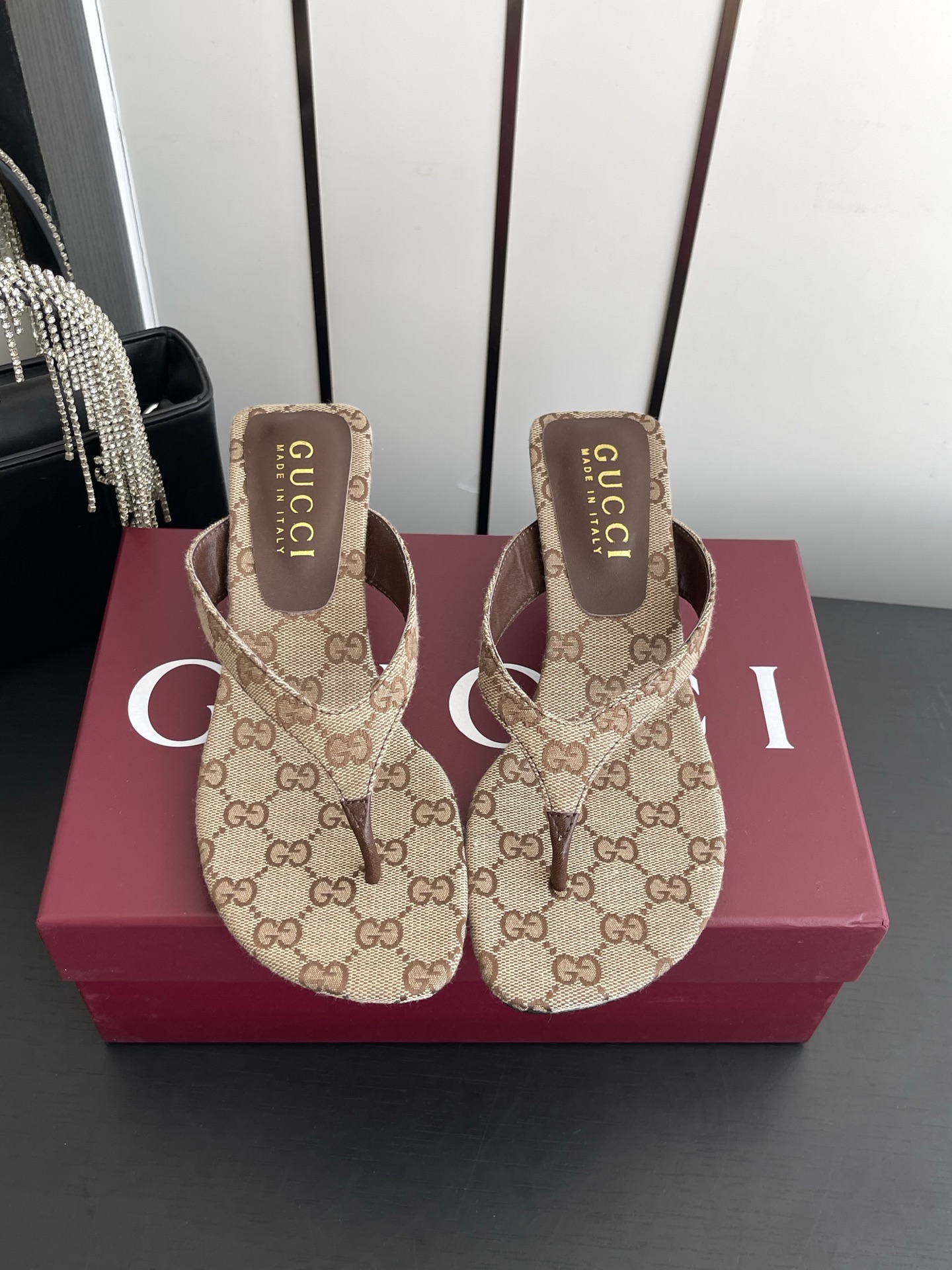 NO:874053,Gucci Gucci 26ss new thong high-heeled sandals. The refreshed series echoes the style shown in recent series. It integrates different eras through retro aesthetics and modern style. The original one-to-one development and carefully modulated shoe last fabric adopts the original texture. Imported raw material with original electric hardware buckle. So delicate that it is impeccable. Sheepskin lining and foot pads. Italian leather outsole. 5.5cm heel height.  Size 35-42 (40.41.42. Customized), split-toe shoes, high heels, gucci, gucci, high heels, sheepskin, Leather soles19860909Gucci 古驰 26ss新款 夹趾高跟凉拖 焕新系列呼应近期系列展现的格调 通过复古审美和现代风尚 将不同时代融会贯通 原版一比一开发精心调制的鞋楦面料采用原版质感.进口原板材料 配原板电渡五金扣 细腻到无可挑剔 羊皮内里和垫脚 意大利真皮大底 5.5cm跟高 码数35-42（40.41.42.定做）,分趾鞋高跟鞋,gucci,gucci,high heels,sheepskin,Leather soles,Women's Shoes
