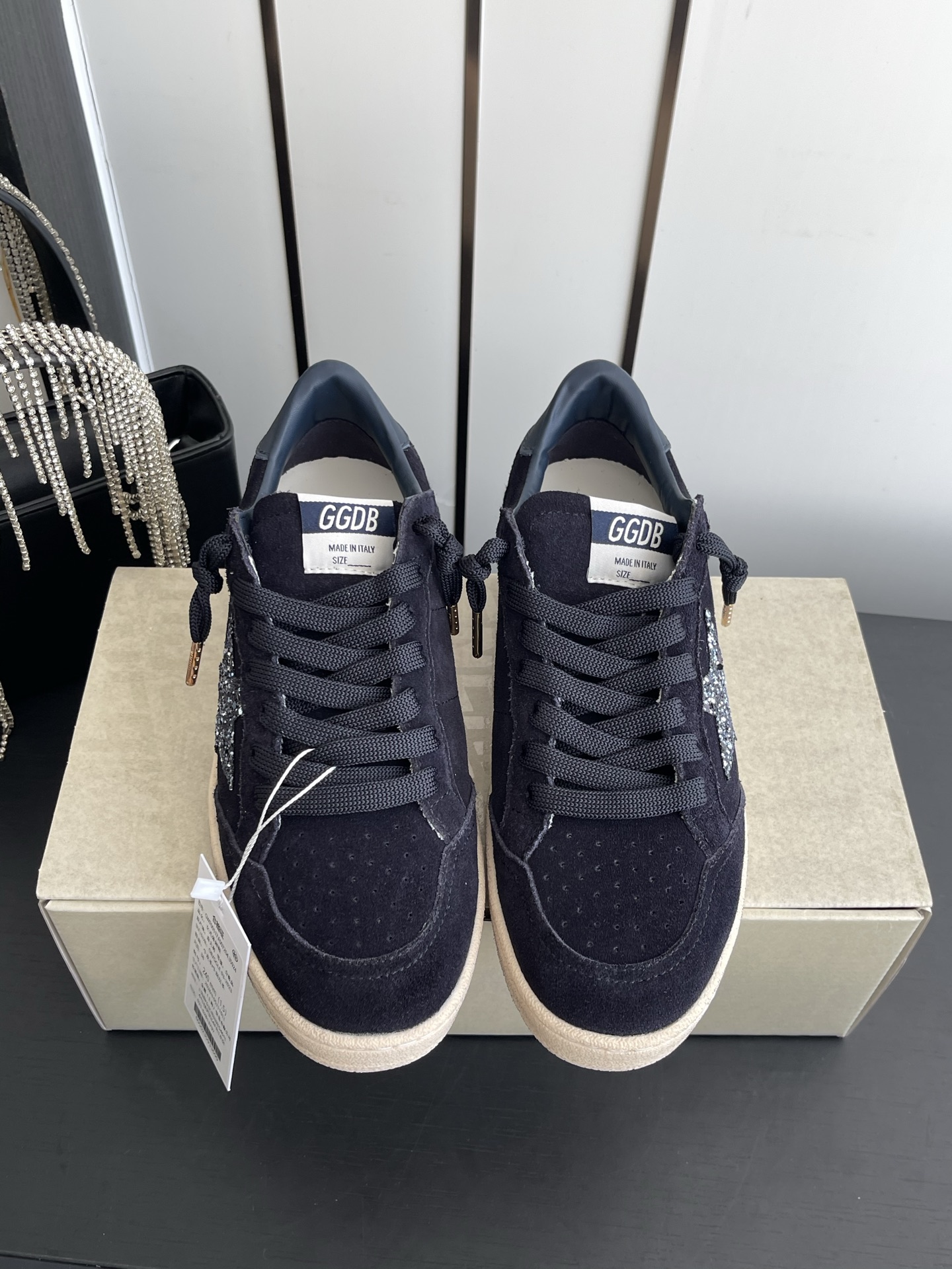 NO:874068,GGDB Little Dirty Shoes 26ss summer new casual star sneakers, with the brand's iconic distressed texture. The shoe body lines are clean and simple. The star logo and retro color matching collide with each other to create a relaxed street atmosphere. With inner height increase, small people can easily control it. They don't have to choose the style. They can be suitable for jeans, sports pants or casual suits. They can be easily worn for casual daily high-end. They are suitable for commuting or traveling. Upper cowhide/cow suede, lining cowhide, original open molded outsole  Size 35-40 (40 customized), casual shoes/sports shoes, sneakers, jeans, business suit, cowhide19860909GGDB 小脏鞋 26ss夏季新款休闲星星板鞋 自带品牌标志性的做旧质感 鞋身线条利落简约 星星标识与复古配色碰撞出松弛的街头氛围.带有内增高小个子也能轻松驾驭 搭配上不挑风格 牛仔裤、运动裤或是休闲西装都能适配 轻松穿出随性的日常高级感 不管是通勤还是出游都很合适 鞋面牛皮/牛反绒 内里牛皮 原版开模大底 码数35-40（40订做）,休闲鞋/运动鞋,sneakers,jeans,business suit,cowhide,Women's Shoes