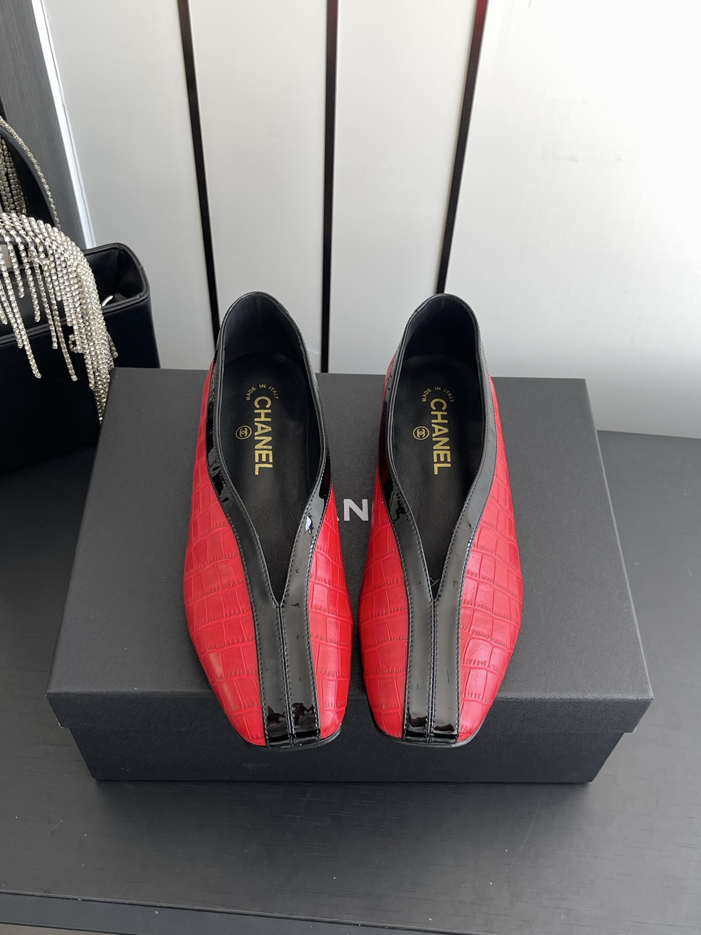 NO:891274,Top new model, classic double color combination, flat ballet shoes. I was attracted by it at first sight. Super gentle and elegant lady-style shoes. Full of temperament and texture. High-end and textured. Upper with stone pattern butter leather/cow leather. Lining with silk sheepskin. Italian genuine leather outsole. Size 35-41 [40.41 customization], single shoes, cowhide, sheepskin, Leather soles19860909顶级新款 经典双拼色 平底 芭蕾舞鞋 第一眼看上就被种草了 超级温柔大方 名媛风单鞋 气质十足超显质感 高级有质感. 鞋面石头纹牛油皮/牛皮 内里垫脚丝绸羊皮 鞋底意大利真皮大底 码数 35-41 [40.41定制],单鞋,cowhide,sheepskin,Leather soles,Women's Shoes
