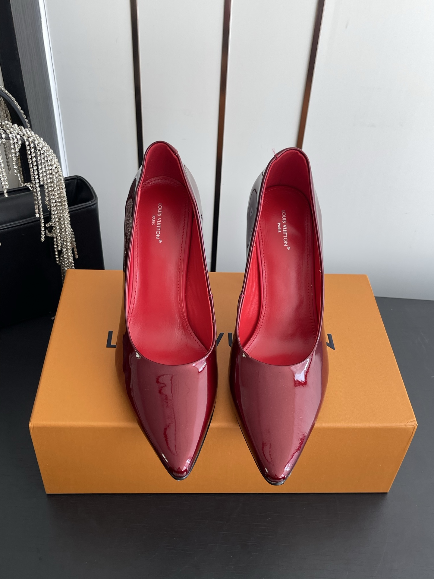 NO:891284,Lujia's new model original pointed toe patent leather thick heel high heels. Material imported patent leather cowhide. Breathable sheepskin lining. Italian genuine leather sole. Heel height 9.5cm. Size: 35-41 (40.41 customized), high heels single shoes, louis vuitton, louis vuitton, high heels, cowhide, sheepskin.19860909驴家新款 原版尖头漆皮粗跟高跟鞋 面料进口漆皮牛皮 内里透气羊皮 意大利真皮底 跟高9.5cm 码数:35-41 (40.41定做),高跟鞋单鞋,louis vuitton,louis vuitton,high heels,cowhide,sheepskin,Women's Shoes