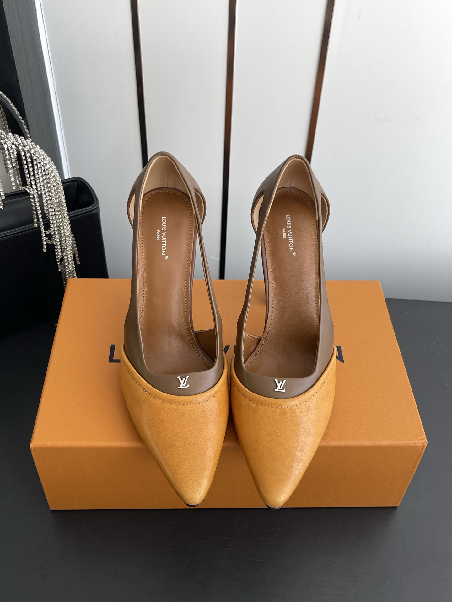 NO:891288,Lujia's new model, original pointed-toe patent leather thick-heeled high-heeled shoes. Material imported cowhide. Breathable sheepskin lining. Italian genuine leather sole. Heel height 9.5cm. Size: 35-41 (40.41 custom-made), high-heeled shoes, louis vuitton, louis vuitton, high heels, cowhide, sheepskin.19860909驴家新款 原版尖头漆皮粗跟高跟鞋 面料进口牛皮 内里透气羊皮 意大利真皮底 跟高9.5cm 码数:35-41 (40.41定做),高跟鞋单鞋,louis vuitton,louis vuitton,high heels,cowhide,sheepskin,Women's Shoes