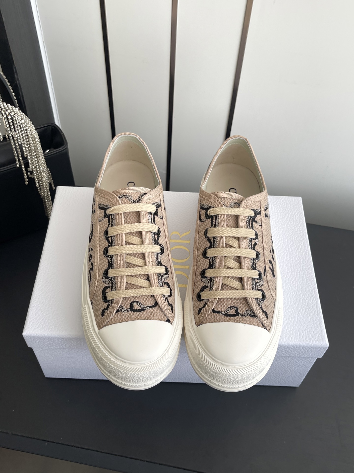 NO:891270,'Classic thick-soled top series, presbyopia, embroidery, thick-soled canvas shoes, casual sports shoes!  Original purchase, development and production. This Walk'n'Dior thick-soled sneaker is a fashionable item that enhances the style of the series. Oblique printed cotton embroidered upper, with comfortable thick sole, tongue and Christian Dior Paris logo laces. It can add fashionable temperament to all kinds of casual looks. Fabric: Original custom imported Oblique printed embroidery Lining: Imported soft sheepskin lining Outsole: Original exclusive molded TPU bottom Size:  35-41 (customized at 40.41), casual shoes/sports shoes, dior, sneakers, sheepskin19860909' 经典厚底顶级系列 老花 刺绣 厚底帆布鞋 休闲运动鞋！ 原版购入开发 做货 这款 Walk'n'Dior厚底运动鞋是一款时尚单品,提升该系列的格调.Oblique 印花棉质刺绣鞋面,搭配舒适厚底、鞋舌和 Christian Dior Paris 标志鞋带.可为各式休闲造型增添时髦气质. 面料: 原版定制进口Oblique 印花刺绣 内里: 进口柔软羊皮里 大底: 原版独家开模TPU底 Size: 35-41（40.41订做）,休闲鞋/运动鞋,dior,sneakers,sheepskin,Women's Shoes