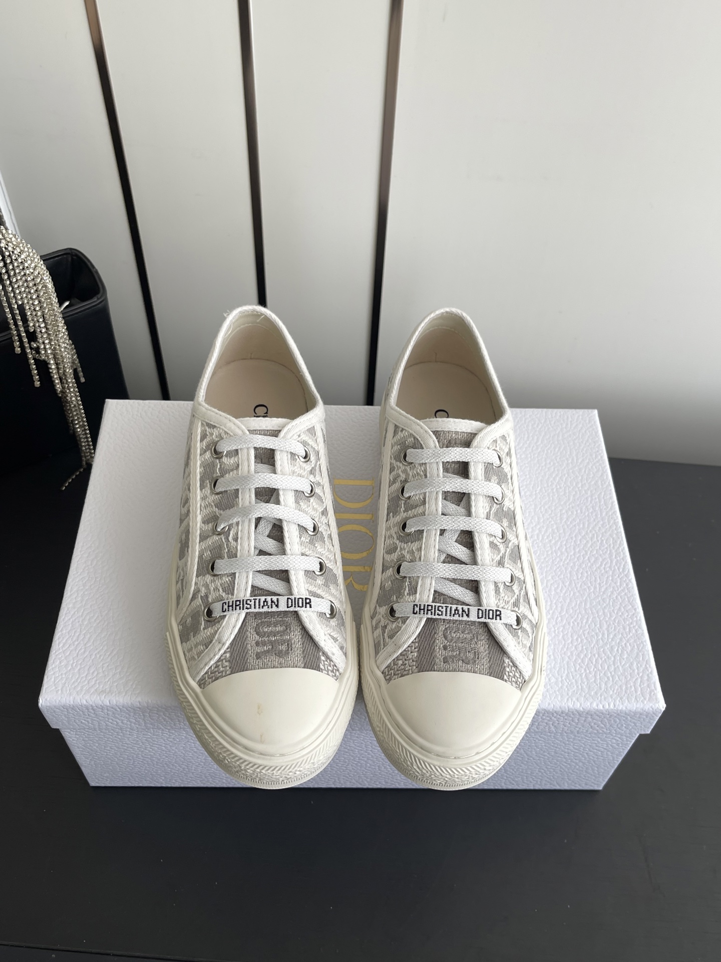NO:891275,' Classic book-soled top series, presbyopia, embroidery, thick-soled canvas shoes, casual sports shoes!  Original purchase, development and production. This Walk'n'Dior thick-soled sneaker is a fashionable item that enhances the style of the series. Oblique printed cotton embroidered upper, with comfortable thick sole, tongue and Christian Dior Paris logo laces. It can add fashionable temperament to all kinds of casual looks. Fabric: Original custom imported Oblique printed embroidery Lining: Imported soft sheepskin lining Outsole: Original exclusive molded TPU bottom Size:  35-41 (customized at 40.41), casual shoes/sports shoes, dior, sneakers, sheepskin19860909' 经典簿底顶级系列 老花 刺绣 厚底帆布鞋 休闲运动鞋！ 原版购入开发 做货 这款 Walk'n'Dior厚底运动鞋是一款时尚单品,提升该系列的格调.Oblique 印花棉质刺绣鞋面,搭配舒适厚底、鞋舌和 Christian Dior Paris 标志鞋带.可为各式休闲造型增添时髦气质. 面料: 原版定制进口Oblique 印花刺绣 内里: 进口柔软羊皮里 大底: 原版独家开模TPU底 Size: 35-41（40.41订做）,休闲鞋/运动鞋,dior,sneakers,sheepskin,Women's Shoes