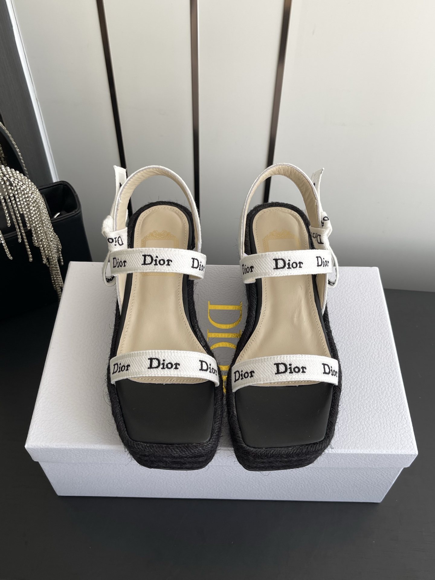 NO:891265,Dior's new spring and summer wedge sandals are simple and super versatile. They are luxurious and can be paired with summer clothes. They feel comfortable on the feet. Fashion bloggers from all over the world have praised the Little Red Book. Super fashionable and high-end items. It is easy to create a high-end look. Original imported webbing. Imported hybrid sheepskin for feet. Original woven wedge heel and rubber combination outsole. Heel height 9.5cm. Size 35-42 (40 41).  42 customized), slippers, sandals, dior, sandals, slippers, sheepskin19860909迪奥春夏 新款 坡跟凉鞋 简单超级百搭 上脚奢华随意搭配夏季服饰 脚感舒适 各路时尚博主刷爆小红书 超时髦又充满高级感的单品 轻松打造造高端look  原版进口织带 垫脚进口混种羊皮 原版编织坡跟橡胶组合大底 跟高9.5cm 码数35-42（40 41 42定做）,拖鞋凉鞋,dior,sandals,slippers,sheepskin,Women's Shoes