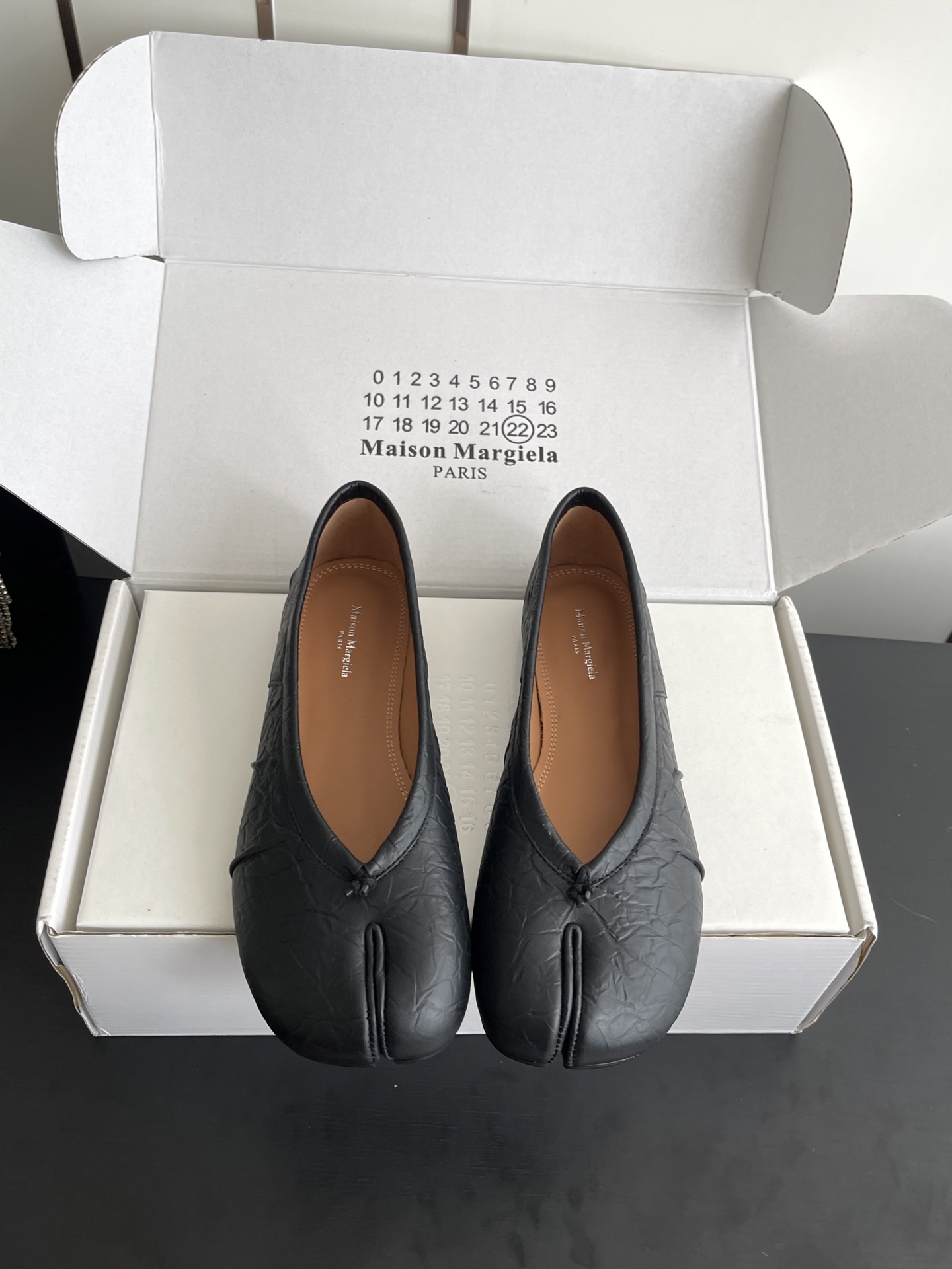 NO:891245,Margiela's official new product is the recently super popular high-heeled split-toe ballet shoes. Needless to say, it will be very comfortable. The silhouette, unique fabrics and contrasting material collage are all mm6 Margiela. Features worth looking forward to. These ballet shoes are made of very textured stone-patterned sheepskin fabric, sheepskin lining/foot pads, mm6's unique split-toe feature and imported Italian leather outsole. It is absolutely perfect.  Size: 35-42 (40.41.42 customized) Comes with original identical airplane box packaging, split-toe shoes, masion margiela, masion margiela, sheepskin, Leather soles19860909马吉拉官方同步新品最近超级火的高跟分趾鞋芭蕾舞鞋. 舒适度不用说 肯定会很舒服的 廓形 独具匠心的布料和对比材质的拼贴均是mm6马吉拉,值得期待的特色 这款芭蕾舞鞋采用很有质感的石头纹羊皮面料,羊皮内里/垫脚mm6独有的分趾特色和意大利进口真皮大底 简直绝绝子了 码数:35-42（40.41.42定做） 配原版一致飞机盒包装,分趾鞋,masion margiela,masion margiela,sheepskin,Leather soles,Women's Shoes