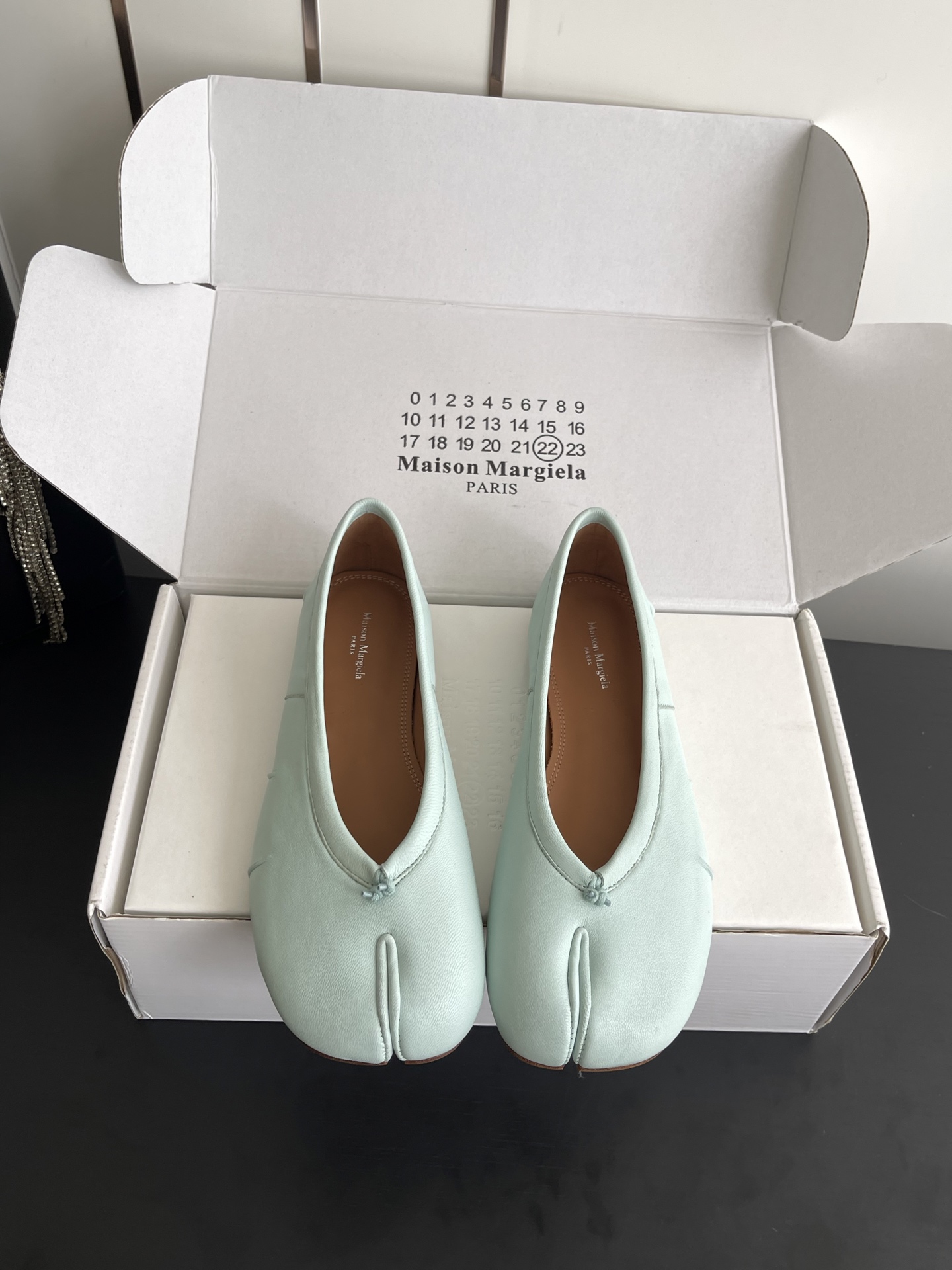 NO:891250,Margiela's official new product is the recently super popular high-heeled split-toe ballet shoes. Needless to say, it will be very comfortable. The silhouette, unique fabrics and contrasting material collage are all mm6 Margiela. Features worth looking forward to. These ballet shoes are made of very textured sheepskin fabric, sheepskin lining/foot pads, mm6's unique split-toe feature and Italian imported genuine leather outsole. It is absolutely perfect.  Size: 35-42 (40.41.42 customized) Comes with original identical airplane box packaging, split-toe shoes, masion margiela, masion margiela, sheepskin, Leather soles19860909马吉拉官方同步新品最近超级火的高跟分趾鞋芭蕾舞鞋. 舒适度不用说 肯定会很舒服的 廓形 独具匠心的布料和对比材质的拼贴均是mm6马吉拉,值得期待的特色 这款芭蕾舞鞋采用很有质感的羊皮面料,羊皮内里/垫脚mm6独有的分趾特色和 意大利进口真皮大底 简直绝绝子了 码数:35-42（40.41.42定做） 配原版一致飞机盒包装,分趾鞋,masion margiela,masion margiela,sheepskin,Leather soles,Women's Shoes