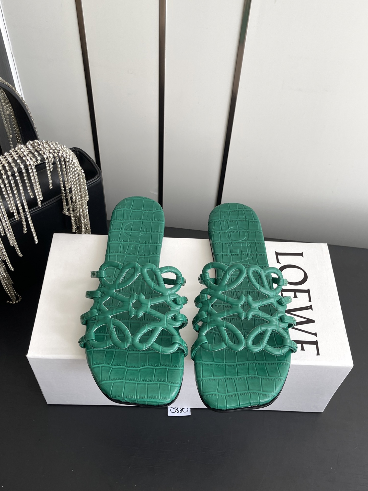 NO:891241,Loewe's new slippers. The simple design feels cleaner and more elegant, making you remember them. The color is also very attractive. It is full of temperament instantly when you put it on your feet. It is simply handsome and stylish. The upper is made of cowhide printed material. Sheepskin lining for the feet. Injection-molded leather outsole imported from Italy. Size 35-42 (40 41 42 customized), slippers, loewe, slippers, cowhide, sheepskin, Leather soles19860909罗意威 新品拖鞋 简约设计感觉更干净优雅 让你念念不忘 颜色也很耐看 上脚瞬间气质十足气场 简直帅气有型 鞋面采用牛皮印花材料 羊皮内里垫脚 意大利进口注塑真皮大底 码数35-42（40 41 42定做）,拖鞋,loewe,slippers,cowhide,sheepskin,Leather soles,Women's Shoes