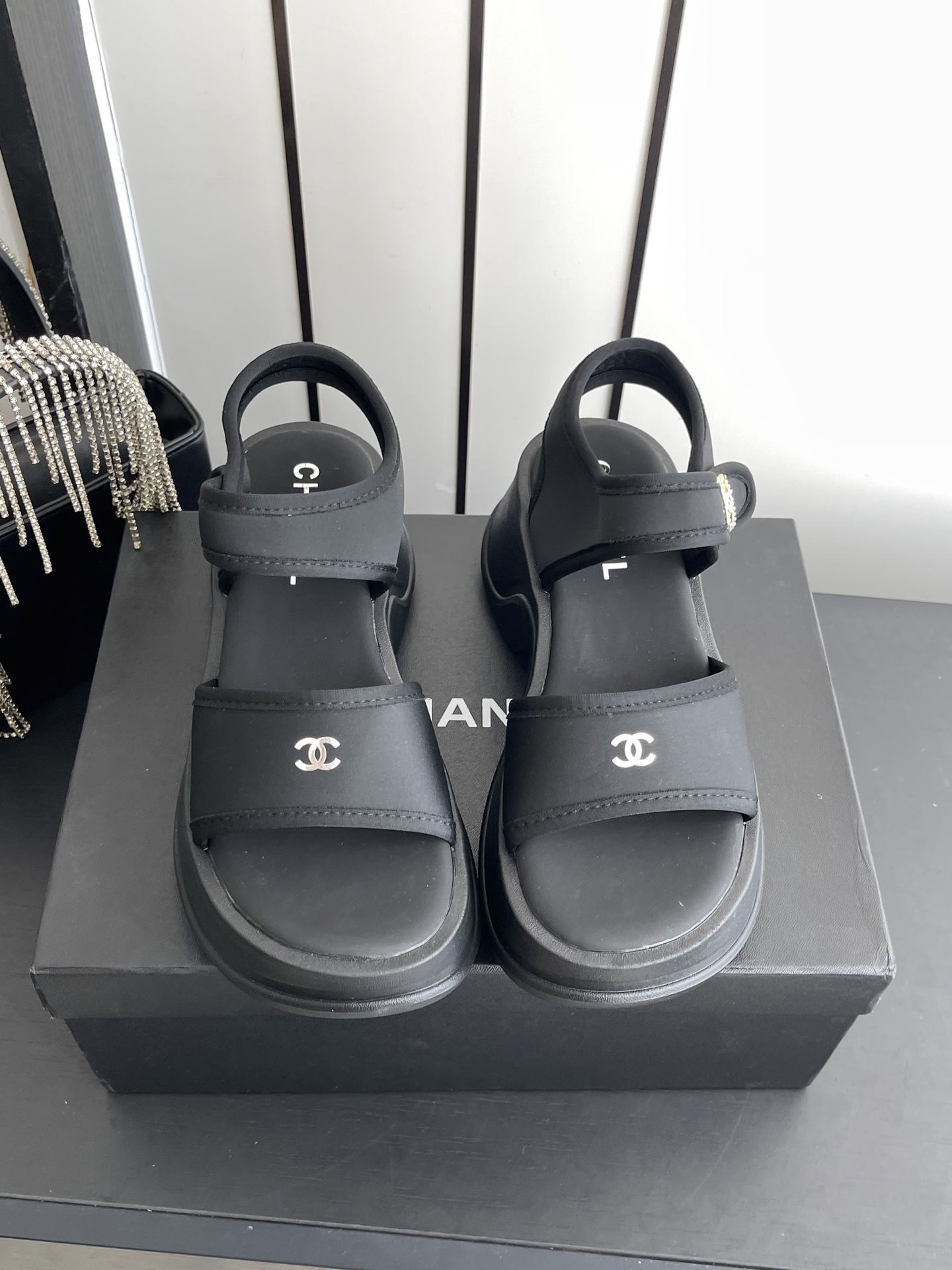 NO:891236,Xiaoxiang's new round-toe thick-soled sandals, customized leather surface, color, customized unique leather strapping and complex craftsmanship, the main recommendation of the Milan catwalk, super popular. High-end handmade series, really beautiful!  The upper foot is super good-looking, playful and high-end, and the thick sole increases height and is versatile in summer. The fabric is original customized stretch Lycra. The lining is original customized breathable fabric. The foot pad is original cow-grain leather. The outsole is original open-molded TPU molded bottom. Size 35-39 (customized in 40), sandals, sandals19860909小香新款圆头厚底凉鞋 定制皮面、颜色、定制独特的穿皮条复杂工艺、米兰走秀主推款,超火爆. 高级手工系列,真的太美了！上脚超级好看,俏皮又高级,厚底增高百搭 夏日必备… 面料原版定制弹力莱卡 内里原版定制透气织布 垫脚原版牛纹皮革 大底原版开模TPU成型底 码数35-39（40定做）,凉鞋,sandals,Women's Shoes