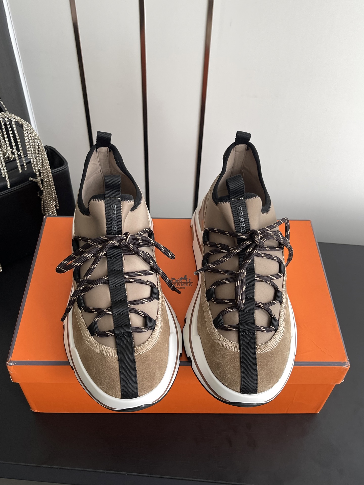 NO:891215,Hermès' new men's casual sports shoes are made of imported cowhide, imported suede hollow, sports fashionable upper with a full circle of top-layer calfskin, uninterrupted and luxurious, customized logo. Double pull-loop design, the outsole is a double-layer combination of foam shock-absorbing midsole + TPU bottom sheet, casual sports, fashionable and versatile, super comfortable upper foot, size 39-45 (46 customized), casual shoes/sports shoes, hermes, sneakers, cowhide, chamois leather19860909爱马仕新款男士休闲运动鞋 采用进口牛皮 进口麂皮镂空 运动时尚鞋面整圈头层小牛皮无断接大气奢华 定制Logo. 双提环设计 大底采用发泡减震中底+TPU底片双层组合 休闲运动 时尚百搭 上脚超级舒适 码数39-45（46订做）,休闲鞋/运动鞋,hermes,sneakers,cowhide,chamois leather,Women's Shoes