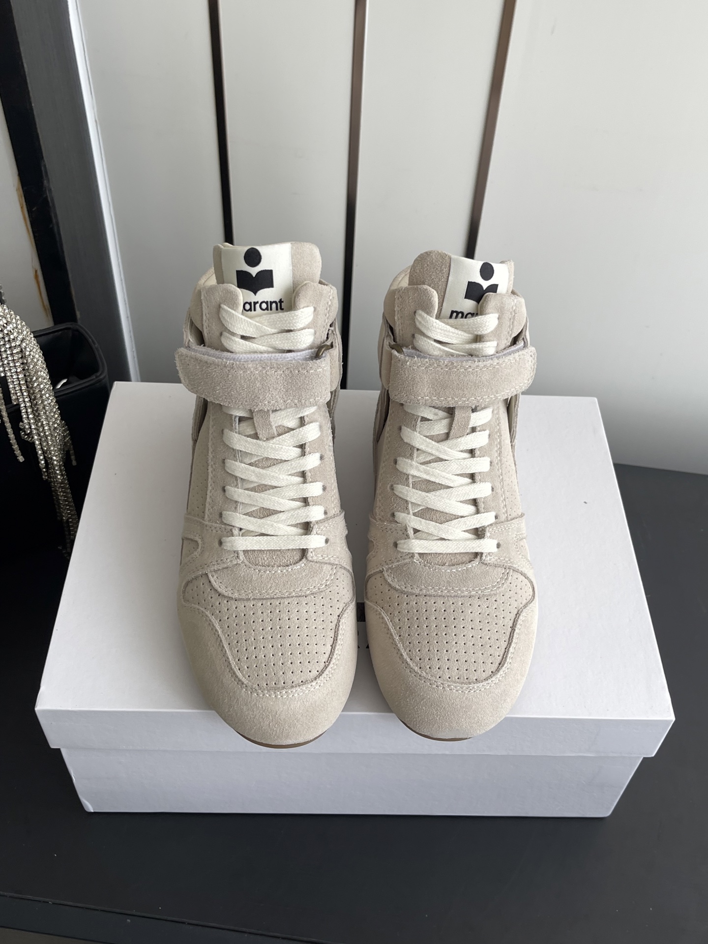 NO:882918,Isabel Marant Isabel 26ss latest model retro casual sports shoes racing shoes Isabel Marant sneaker popular in European and American celebrity entertainment circles Isabel classic casual sports shoes for all seasons Fashionable and versatile Retro texture Round toe and smooth body lines Fusion of retro sports style and French casual feel Low-key brand logo details on the side of the shoe The overall design continues Isabel Marant's consistent 'French casual/retro sports' fusion style  Upper cowhide/cow suede, lining sheepskin, original molded rubber outsole Size: 35-40 (customized for 40), casual shoes/sports shoes, sneakers, cowhide, sheepskin19860909Isabel Marant 伊莎贝尔 26ss最新款 复古 休闲运动鞋 赛车鞋 风靡欧美明星娱乐圈的Isabel Marant sneaker 伊莎贝尔经典四季休闲运动鞋 时尚百搭 复古质感 鞋头圆润且鞋身线条流畅 融合复古运动风格与法式休闲感 鞋侧有低调的品牌标识细节 整体设计延续Isabel Marant一贯的“法式随性/复古运动”融合的风格 鞋面牛皮/牛反绒 内里羊皮 原版开模橡胶大底 码数: 35-40（40定做）,休闲鞋/运动鞋,sneakers,cowhide,sheepskin,Women's Shoes